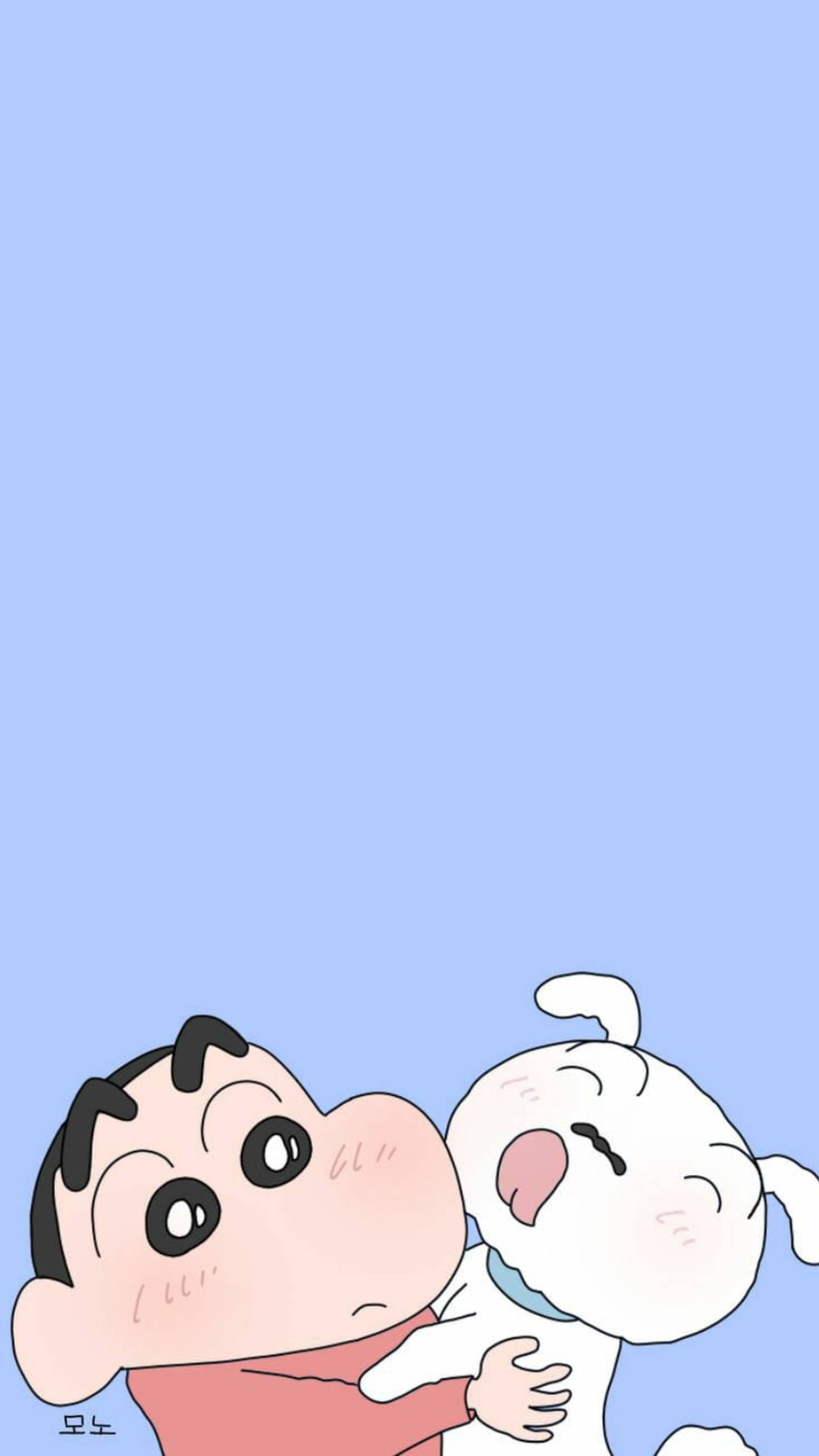 shinchan 桌布 壁紙 — 蠟筆小新在純淺藍色背景上，開心地抱著他的白色狗。