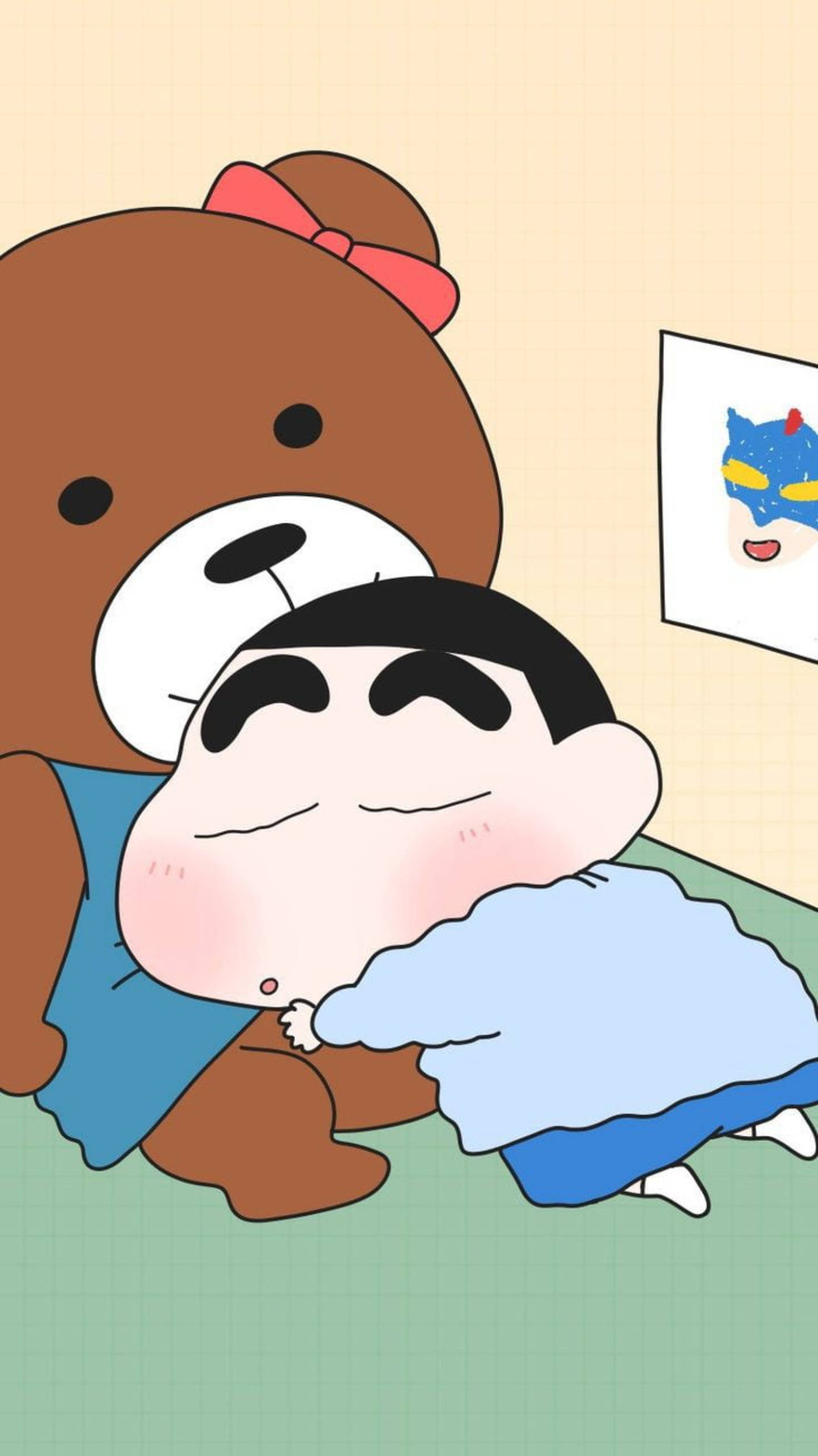shinchan 桌布 壁紙 — 蠟筆小新在舒適的房間裡，抱著一隻繫著紅色蝴蝶結的大棕色泰迪熊，安詳地睡著。