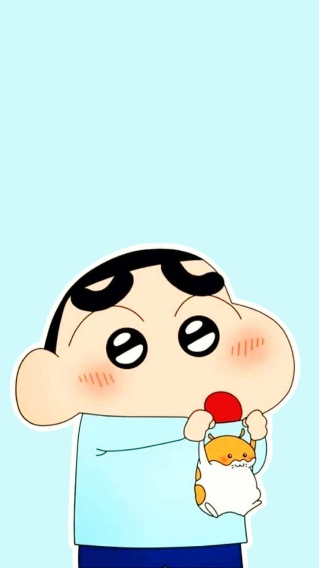shin chan iPhone 桌布 壁紙 — 蠟筆小新抱著一個小貓玩偶，在純淺藍色背景前露出可愛的驚訝表情。