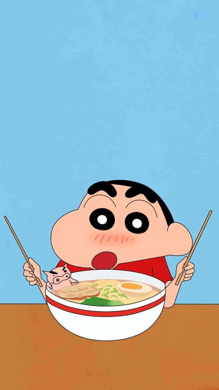 shinchan 桌布 壁紙 — 蠟筆小新用筷子急切地吃拉麵，他的小豬漂浮在碗裡，背景是純藍色。