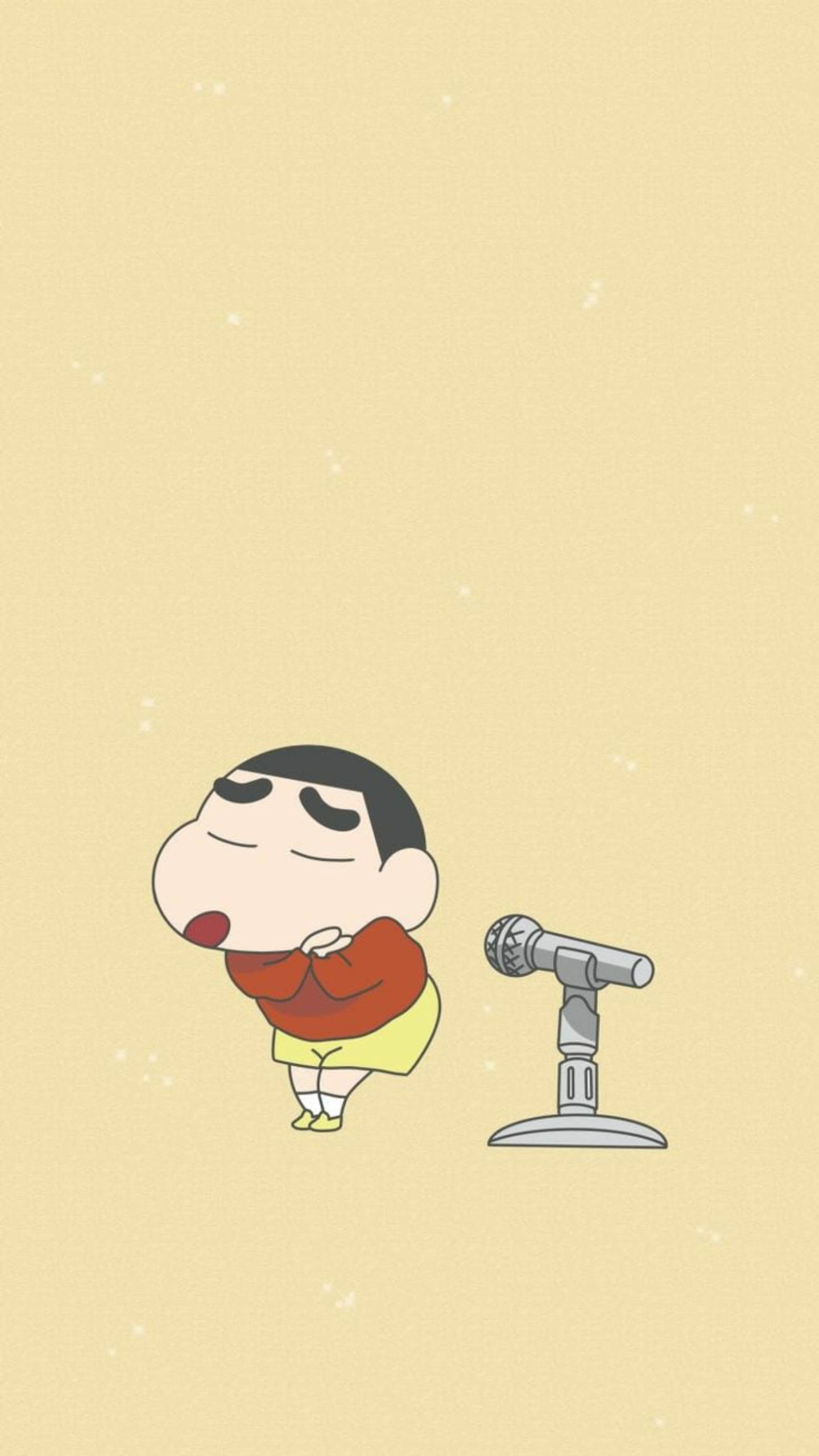 shinchan 桌布 壁紙 — 蠟筆小新閉著眼睛伸出舌頭，站在麥克風旁邊，背景是米色斑點。