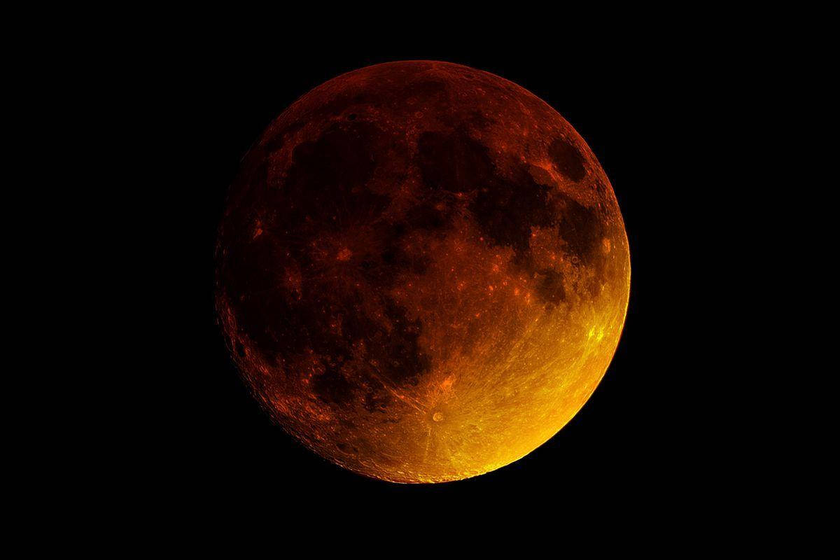 Eclipse 桌布 壁紙 — 血月在月全食期間，在漆黑的天空中發出火橙色和深紅色的光芒。