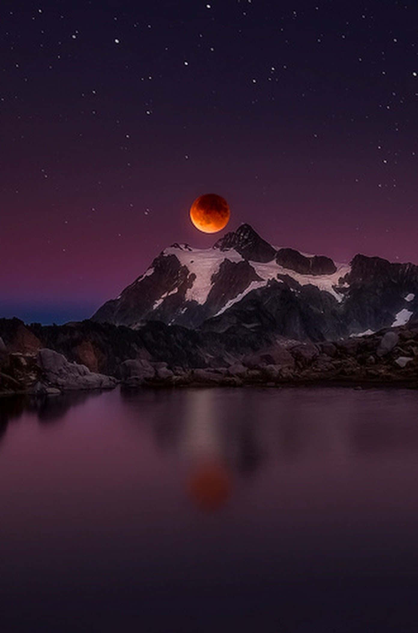 Beautiful Moon 桌布 壁紙 — 血月在繁星暮色天空下，倒映在平靜湖面上的雪山後方發生月食。