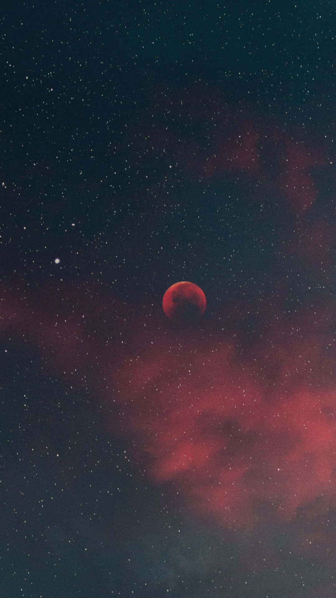 桌布 壁紙 — 血月在繁星點點的夜空中發出紅光，伴隨著旋轉的深紅色星雲雲。