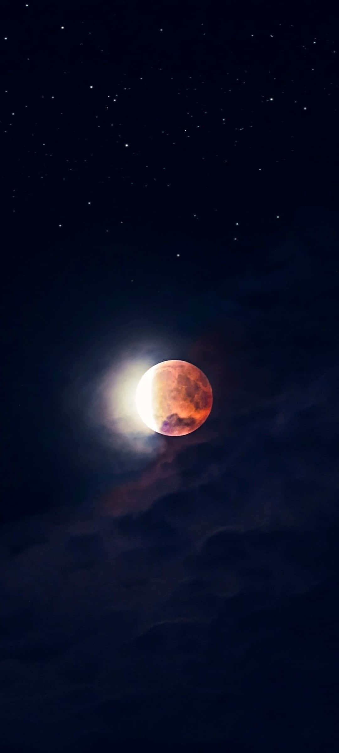 Moon Night 桌布 壁紙 — 血月在黑暗的雲層中發出紅色和橙色的光芒，映襯著繁星點點的夜空。