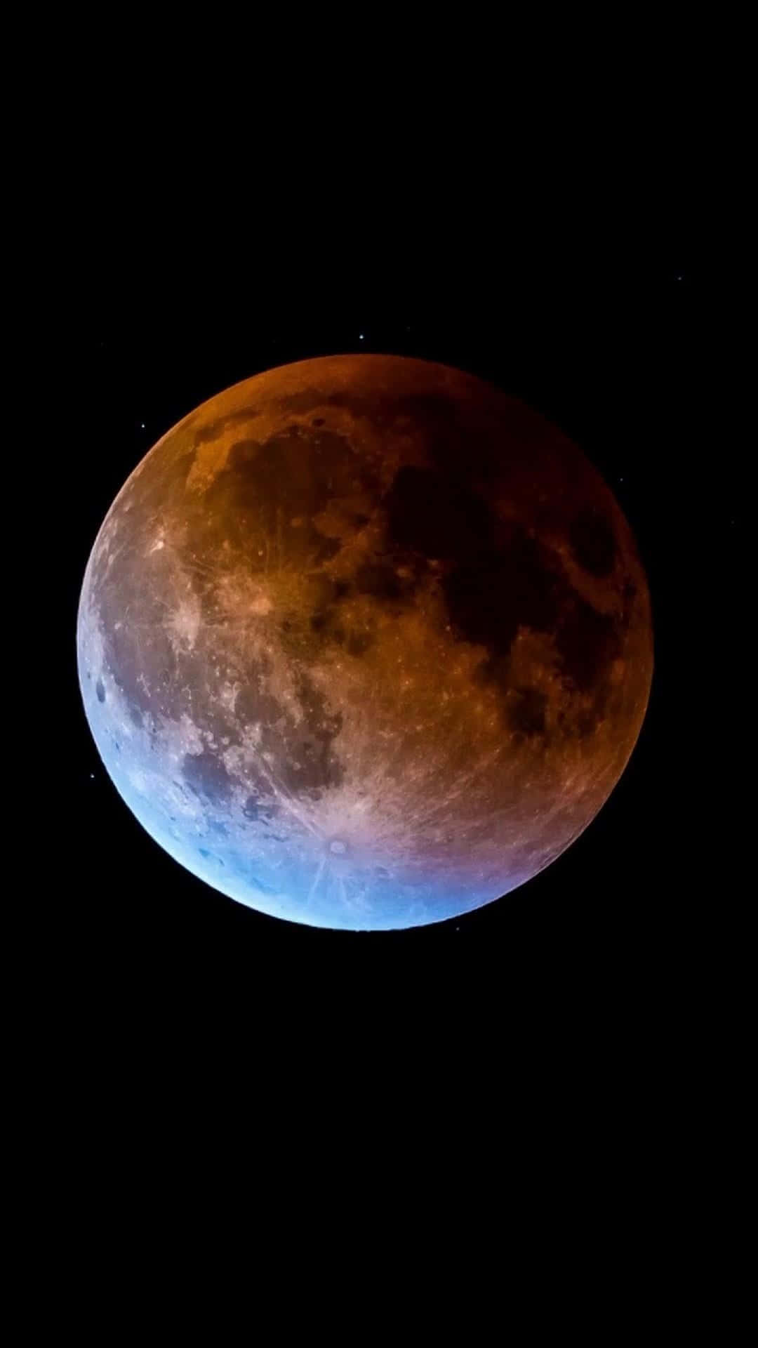 Moon iPhone 桌布 壁紙 — 血月食在沒有星星的夜空中散發出火橙色和冷藍色的光芒。