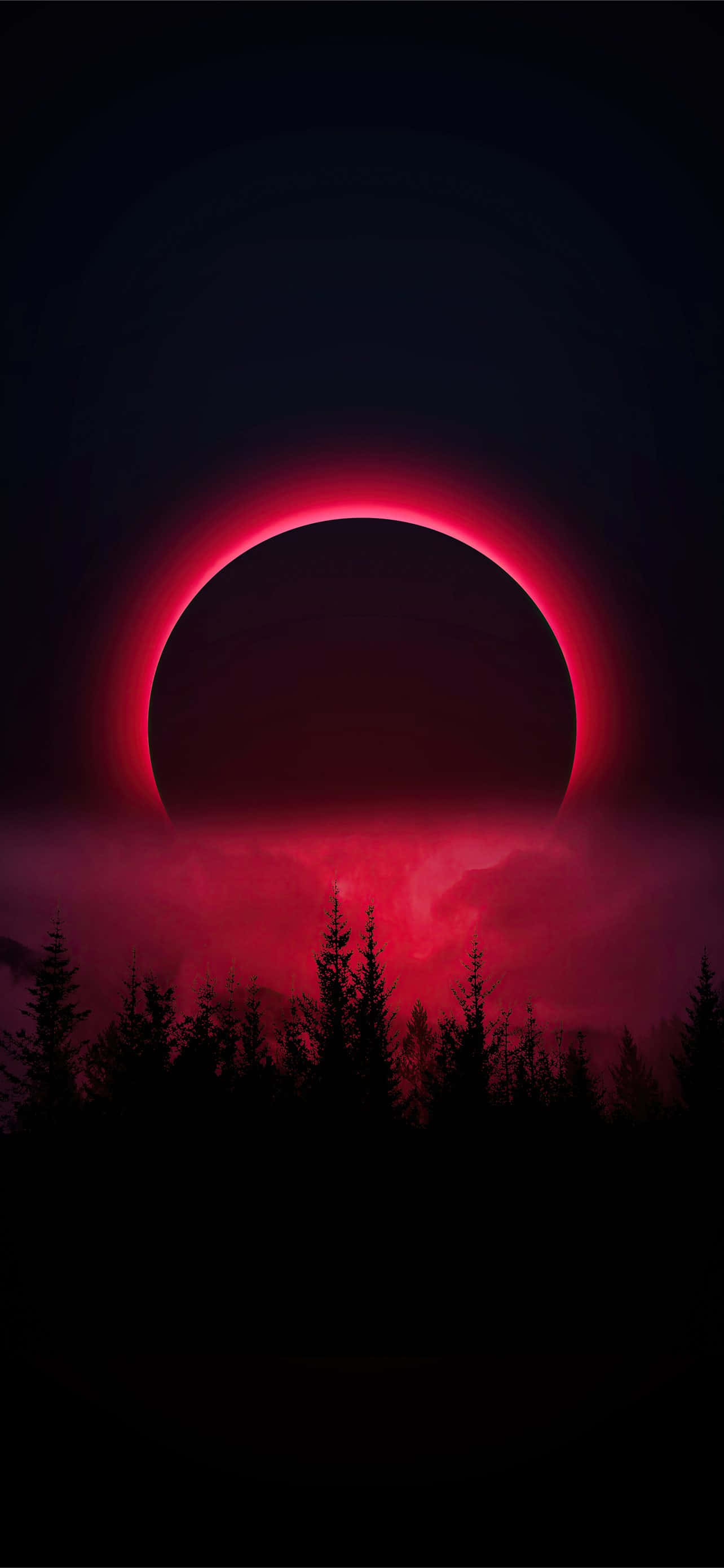 Cool Moon 桌布 壁紙 — 血月食在深邃夜空下，在黑暗森林剪影上方發出深紅光芒。