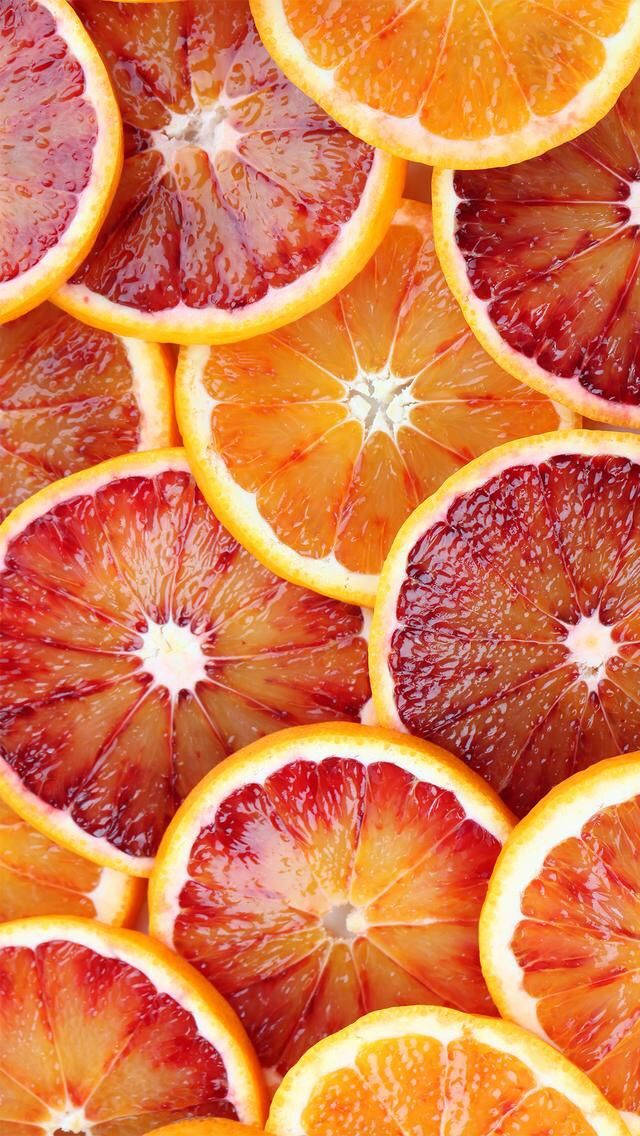 Fruit 桌布 壁紙 — 血橙和普通橙片重疊的鮮明特寫，展現多汁果肉和鮮豔的色彩漸變。