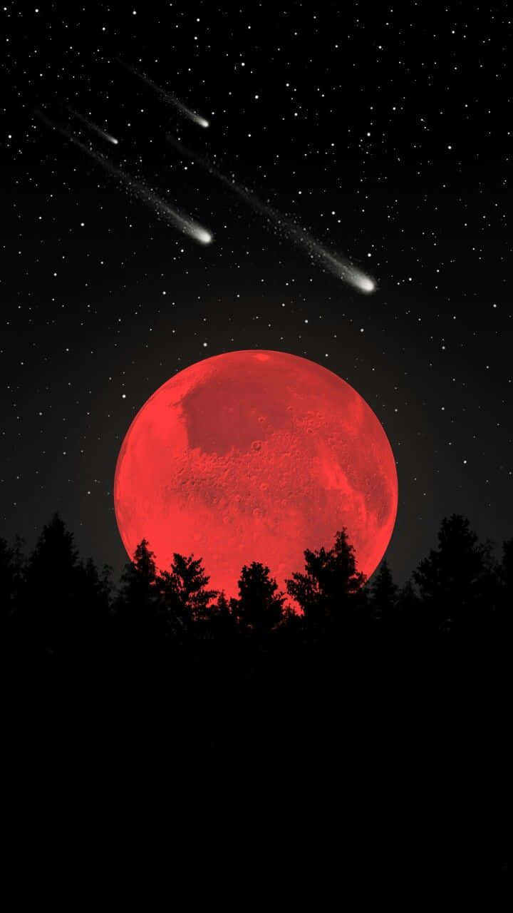 Shooting Stars 桌布 壁紙 — 血紅月亮在森林剪影後升起，三顆明亮的彗星劃過繁星點點的夜空。