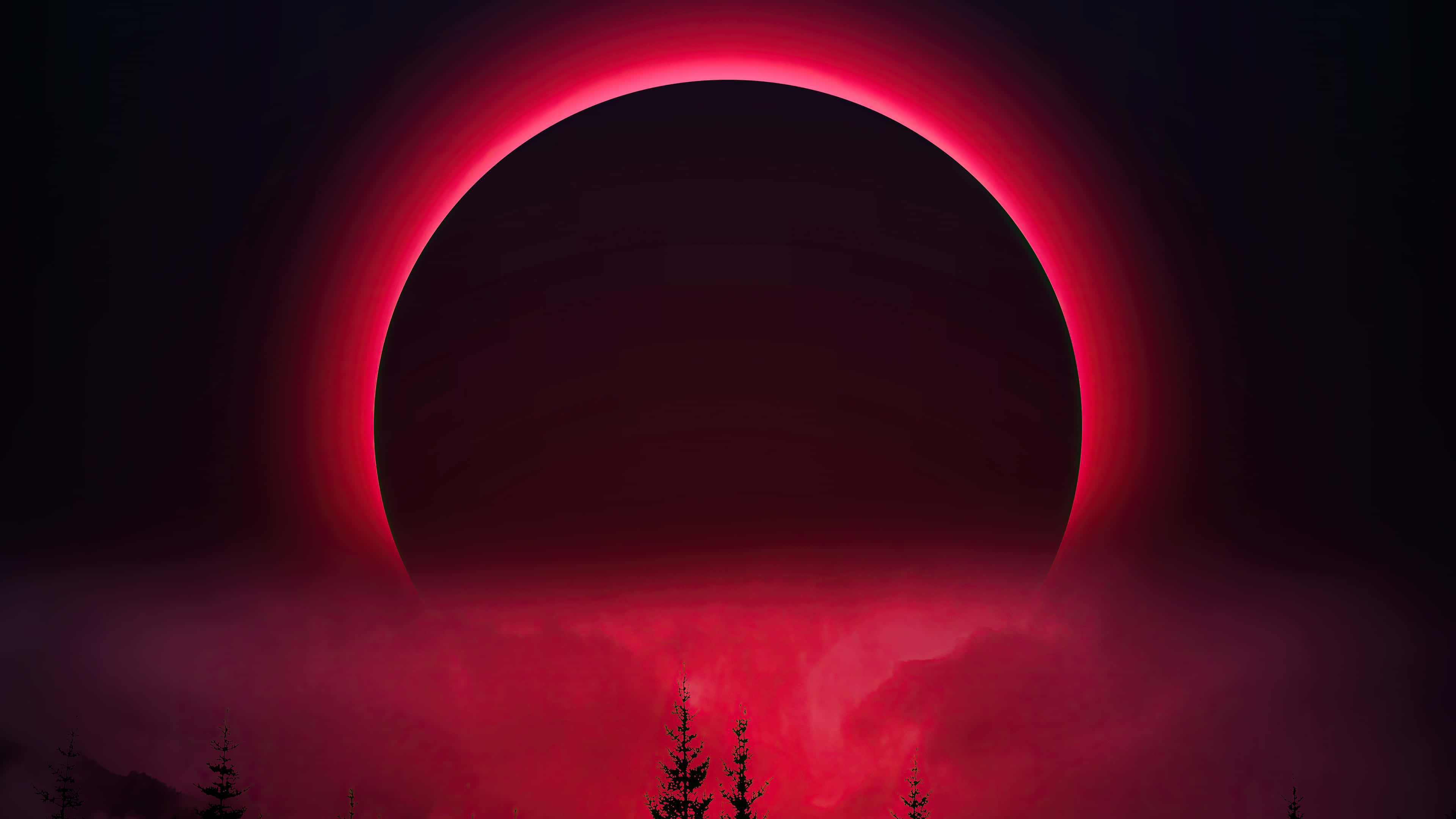 Beautiful Moon 桌布 壁紙 — 血紅色的日環食在黑暗天空下的霧氣森林剪影上方發光。
