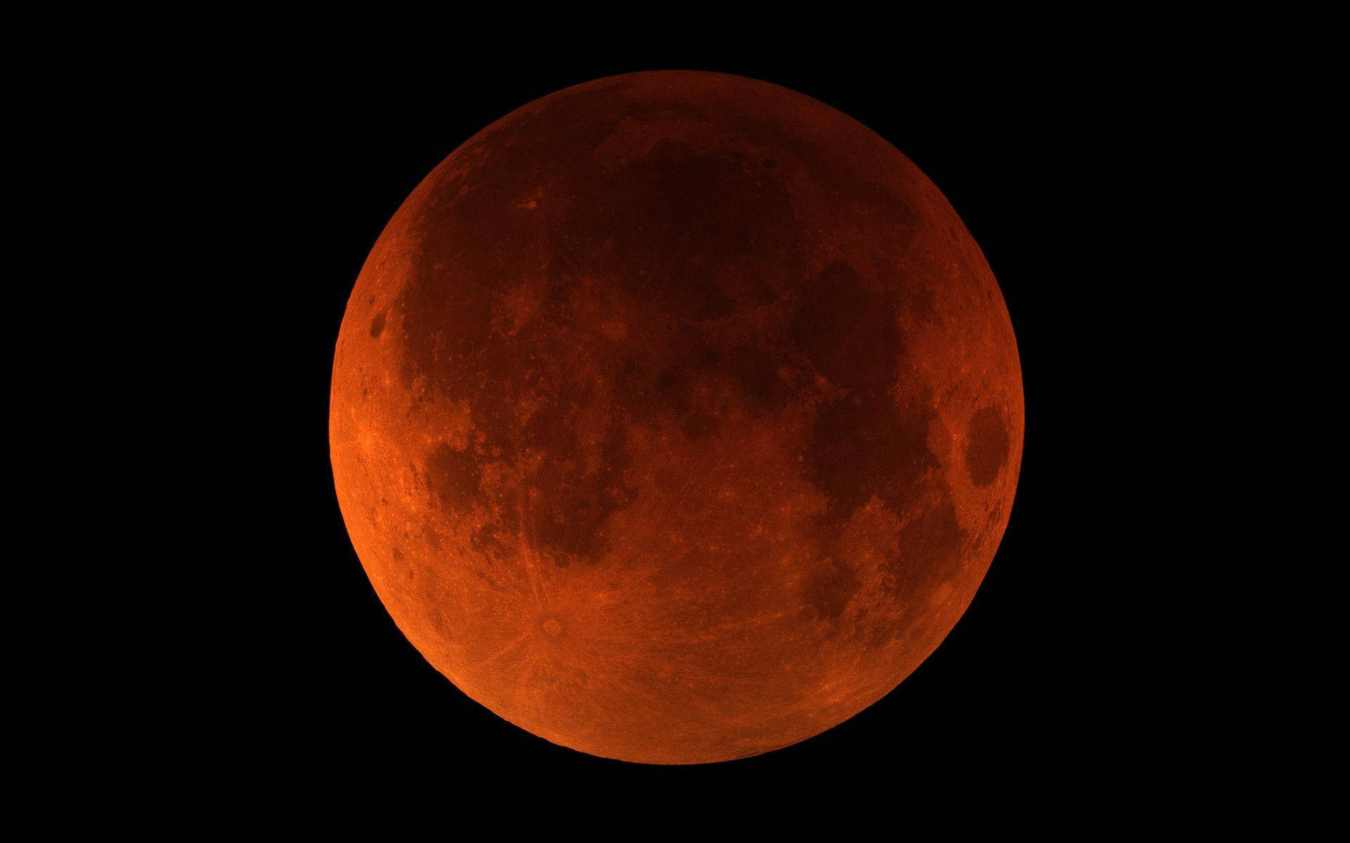 Eclipse 桌布 壁紙 — 血紅色的月亮在漆黑的天空中強烈發光，正值月全食期間。