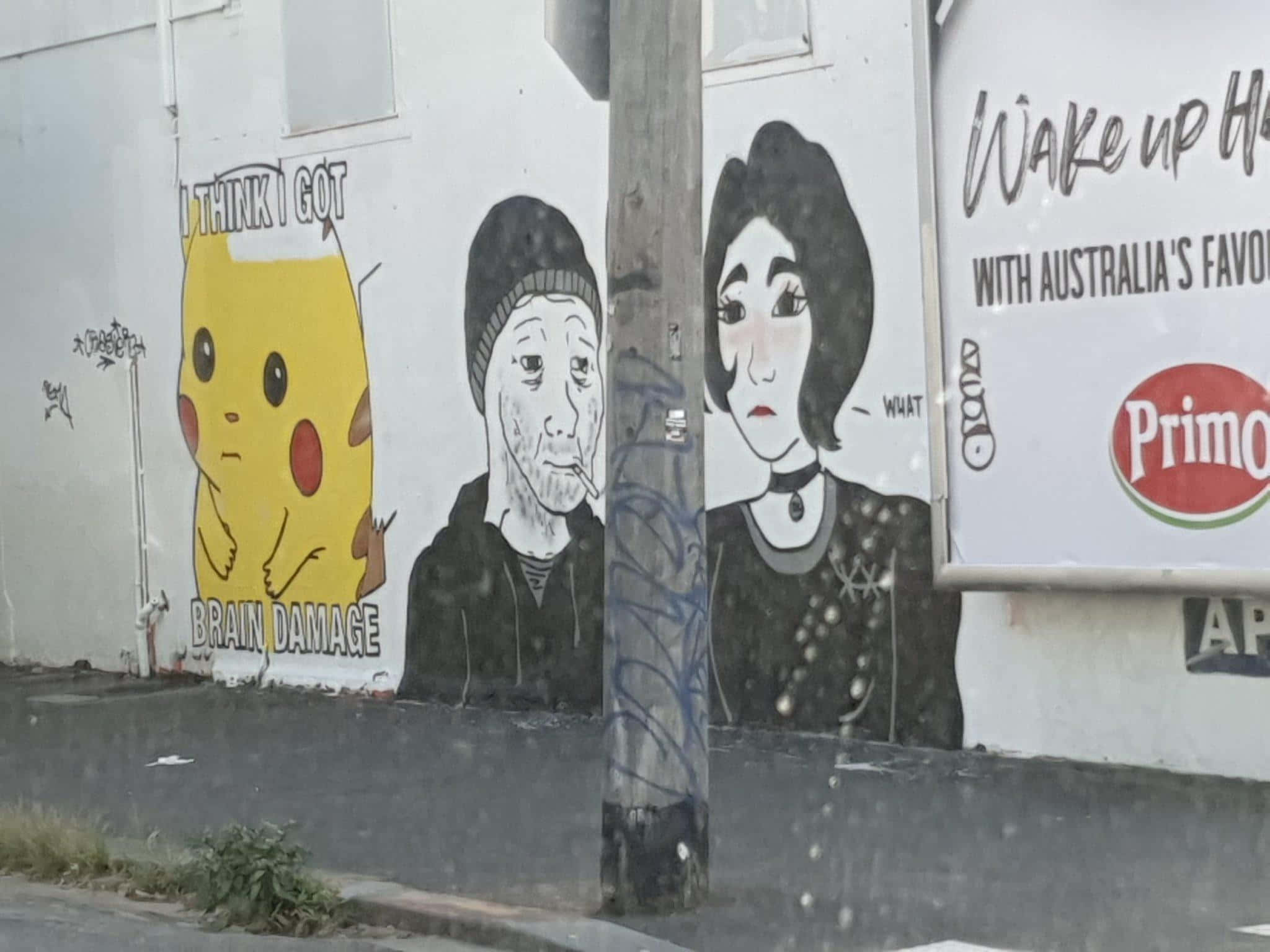 Doomer 桌布 壁紙 — 街頭藝術壁畫描繪了一隻帶有文字的皮卡丘、一個抽煙的男人和一個戴著頸鏈的女人在風化的城市牆上。