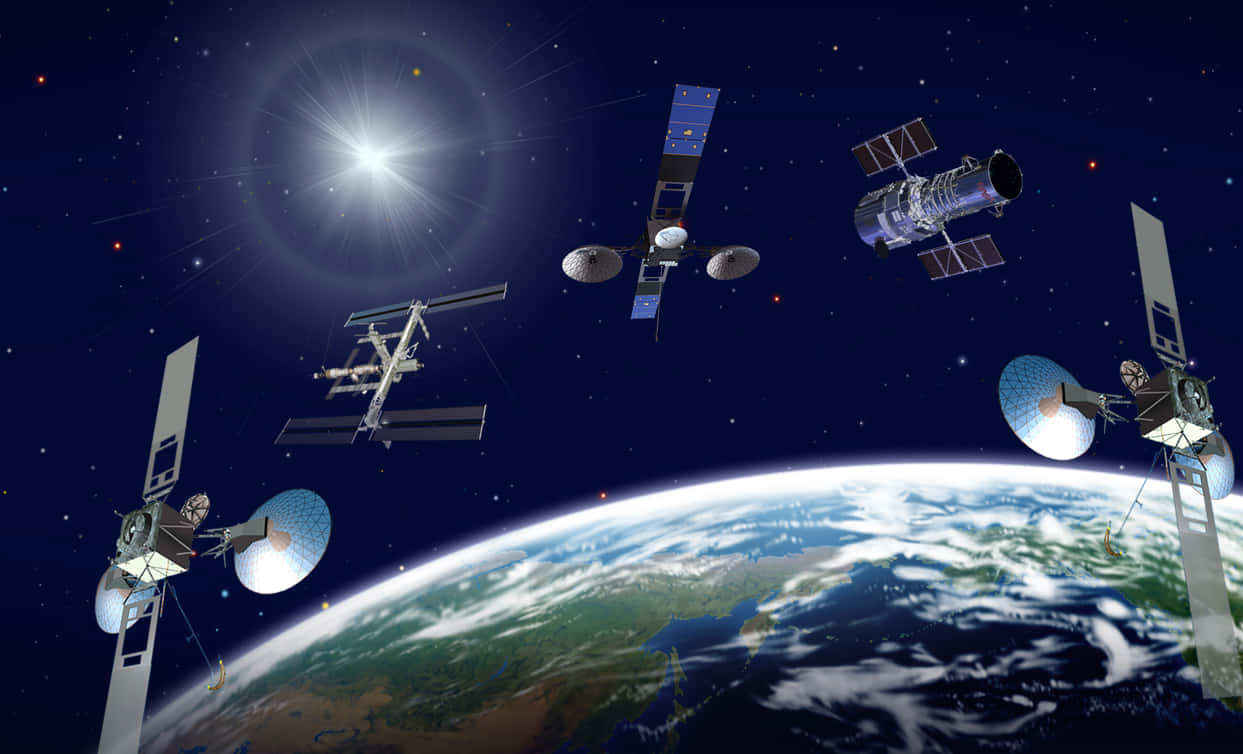 Space Satellite 桌布 壁紙 — 衛星在星空背景下繞地球運行，燦爛的太陽將光芒投射在行星彎曲的地平線上。