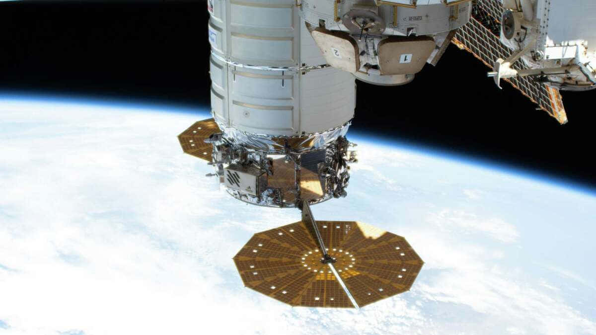 International Space Station 桌布 壁紙 — 衛星的詳細視圖，太陽能板展開，背景是地球彎曲的地平線和黑色太空。