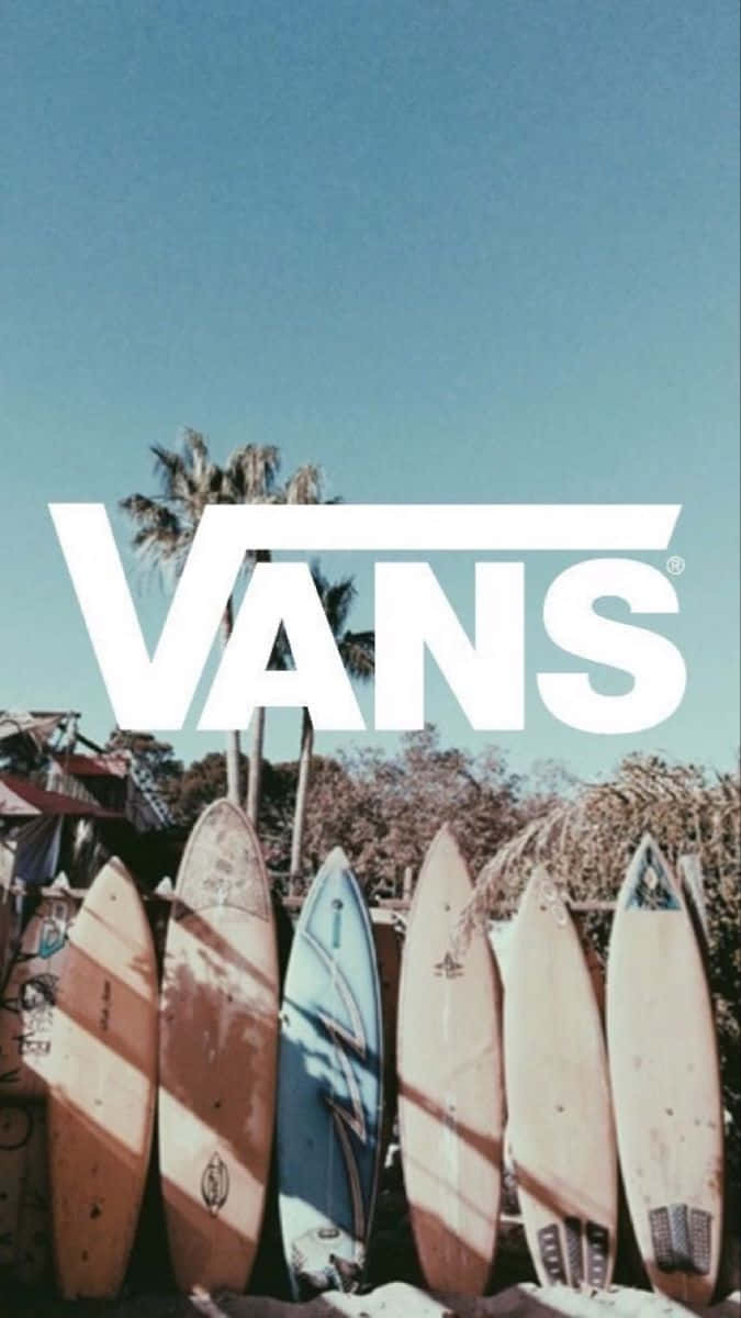 surfing 桌布 壁紙 — 衝浪板靠在籬笆上，在晴朗的藍天下，有棕櫚樹和一個大VANS標誌覆蓋。