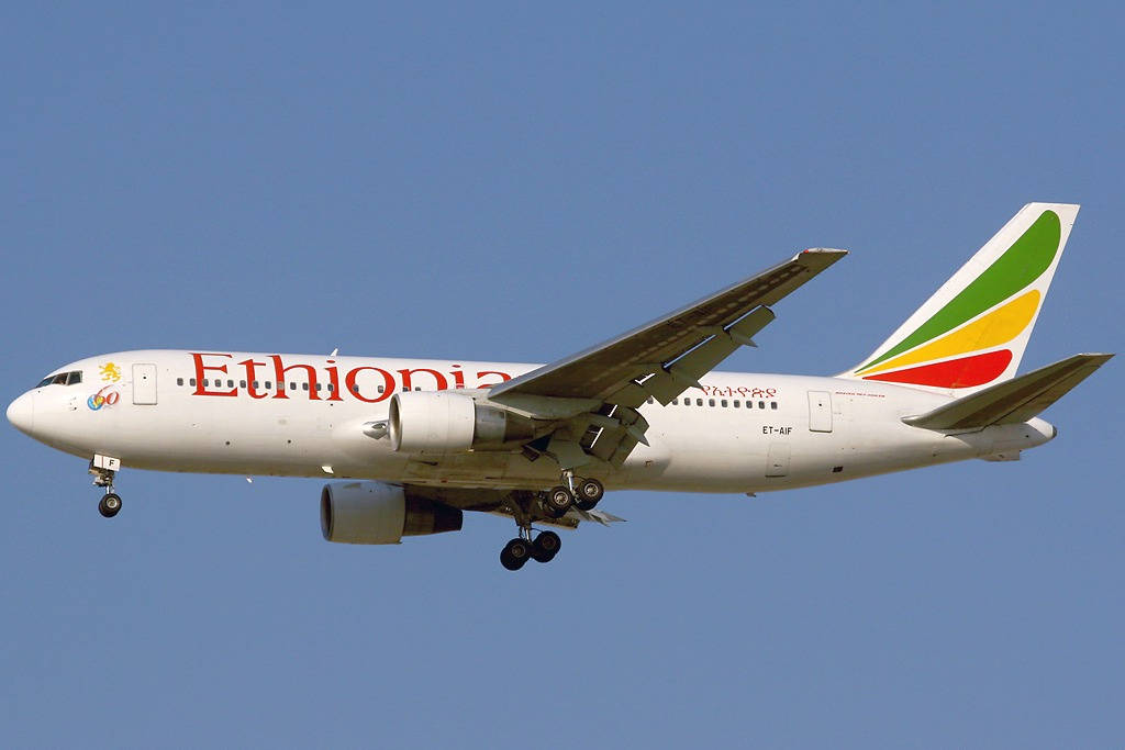 飛機 桌布 壁紙 — 衣索比亞航空的波音767正在晴朗的藍天下下降，起落架已放下。