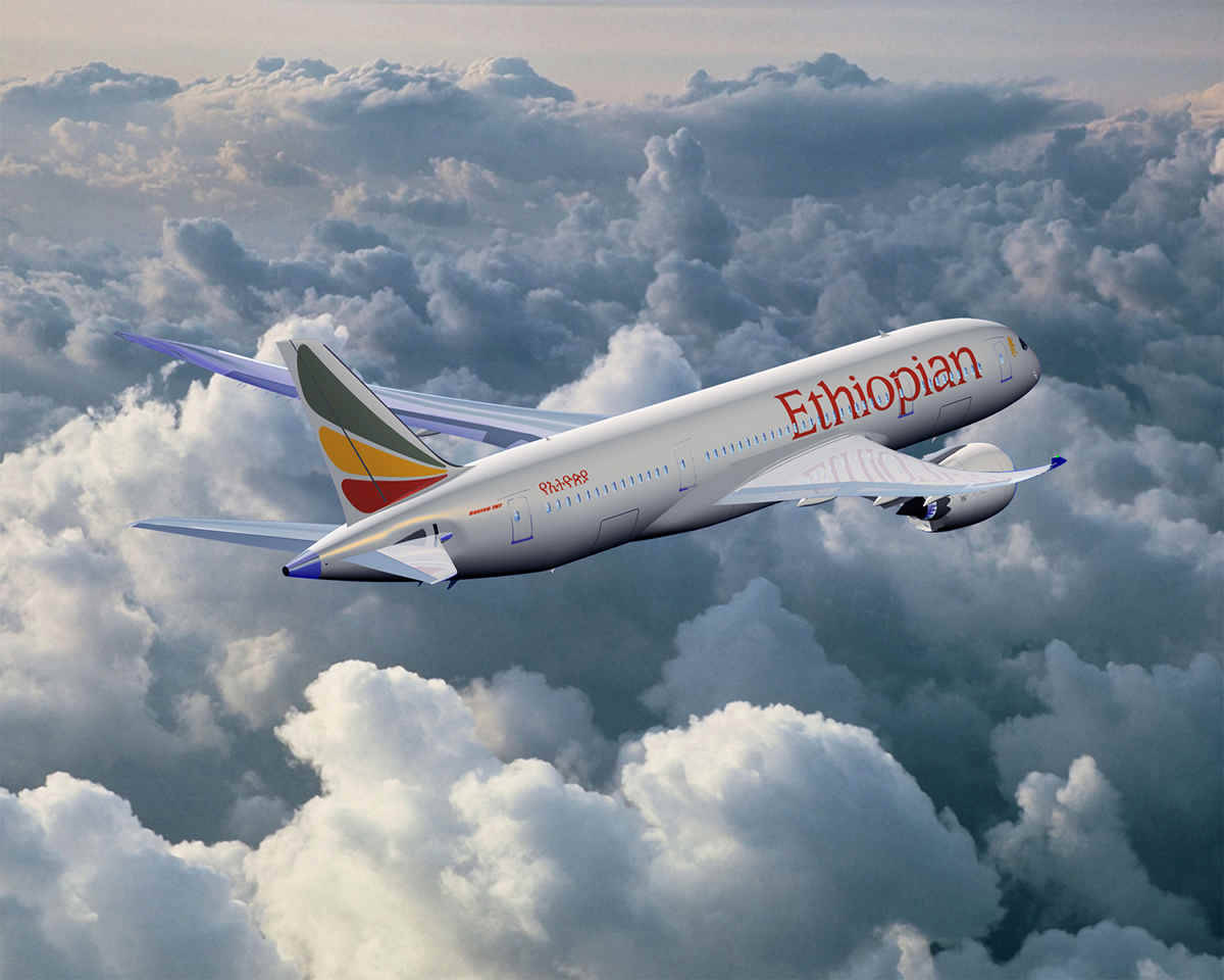 Plane 桌布 壁紙 — 衣索比亞航空的飛機在柔和的藍天下，優雅地翱翔於廣闊的蓬鬆白雲之上。