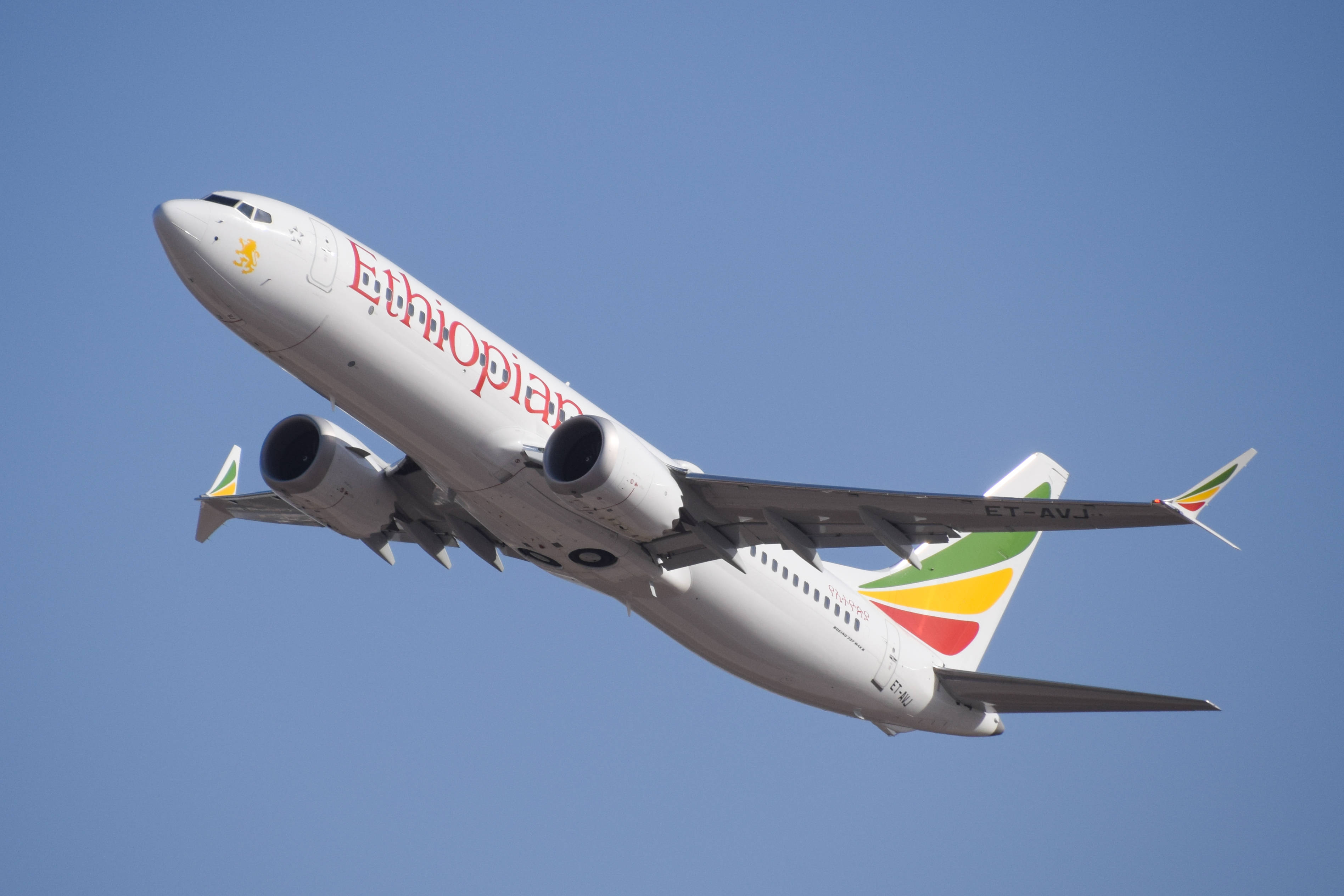 Plane 桌布 壁紙 — 衣索比亞航空的飛機在清澈的藍天中翱翔，其色彩繽紛的尾翼清晰可見。
