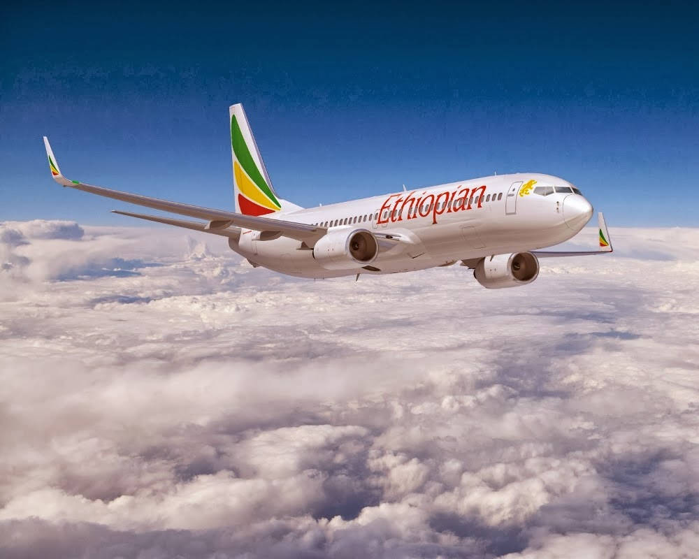flying 桌布 壁紙 — 衣索比亞航空飛機在晴朗藍天下翱翔於蓬鬆白雲之上。