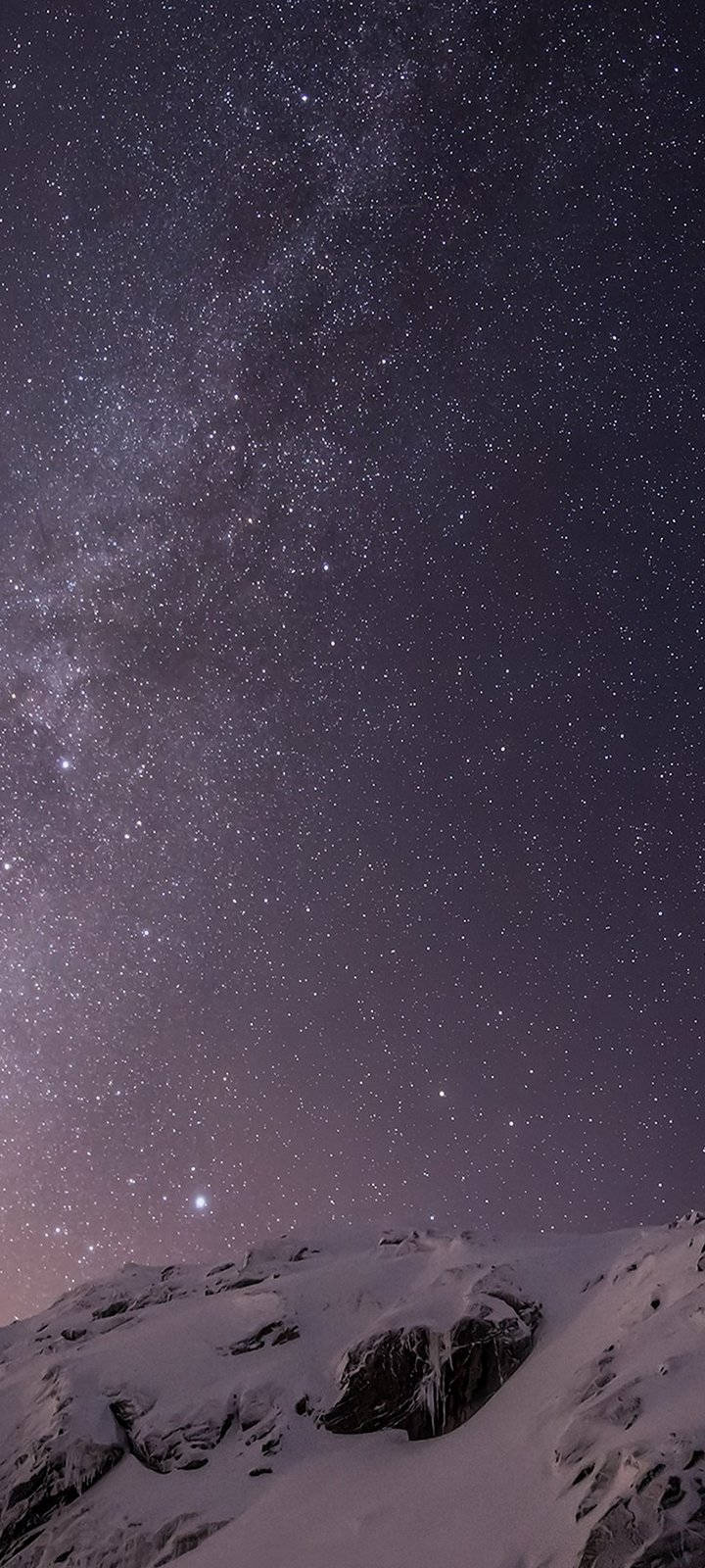 夜空 桌布 壁紙 — 被白雪覆蓋的山脊，下方是密集的星場，銀河在上方拱起。