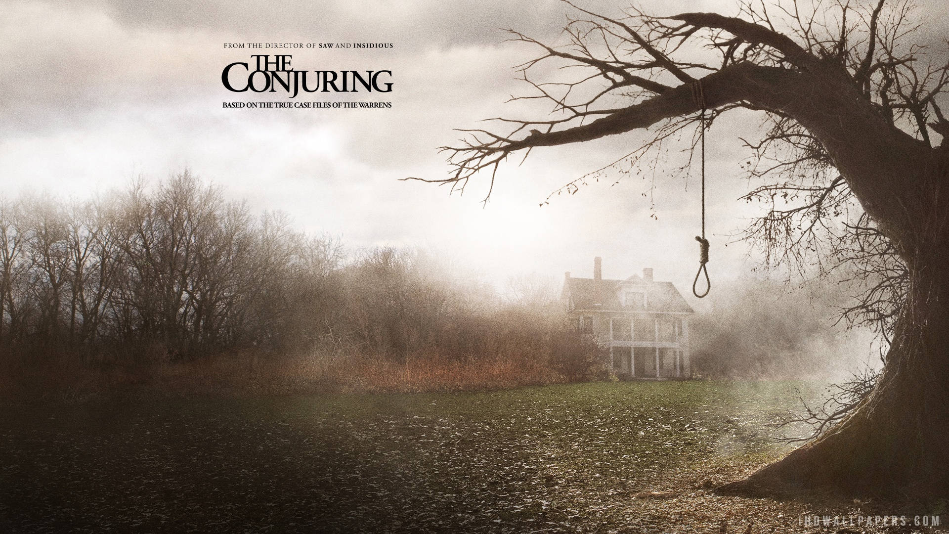 Conjuring 桌布 壁紙 — 被迷霧籠罩的鬼屋，荒蕪田野中一棵枯樹上掛著絞索。
