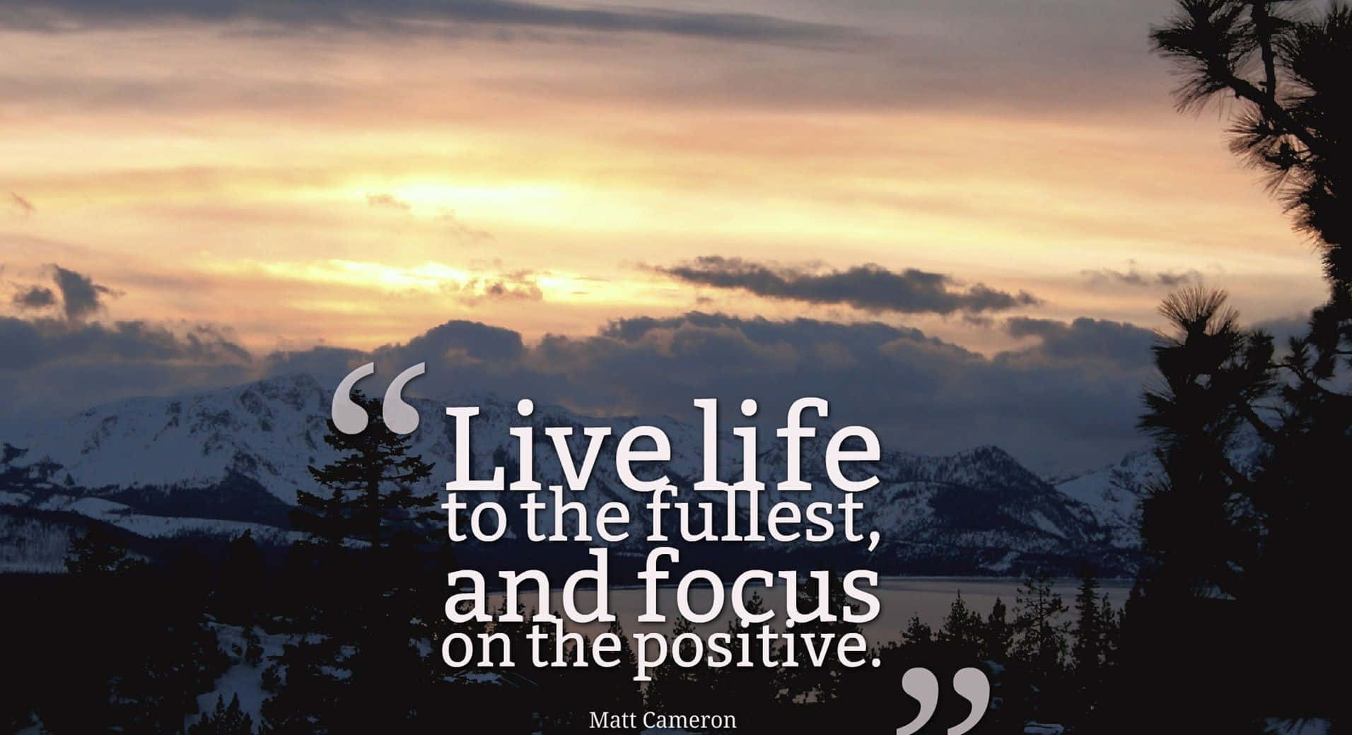 Positive Quotes 桌布 壁紙 — 被金色夕陽光芒沐浴的雪山山脈，場景上疊加了一句勵志名言。