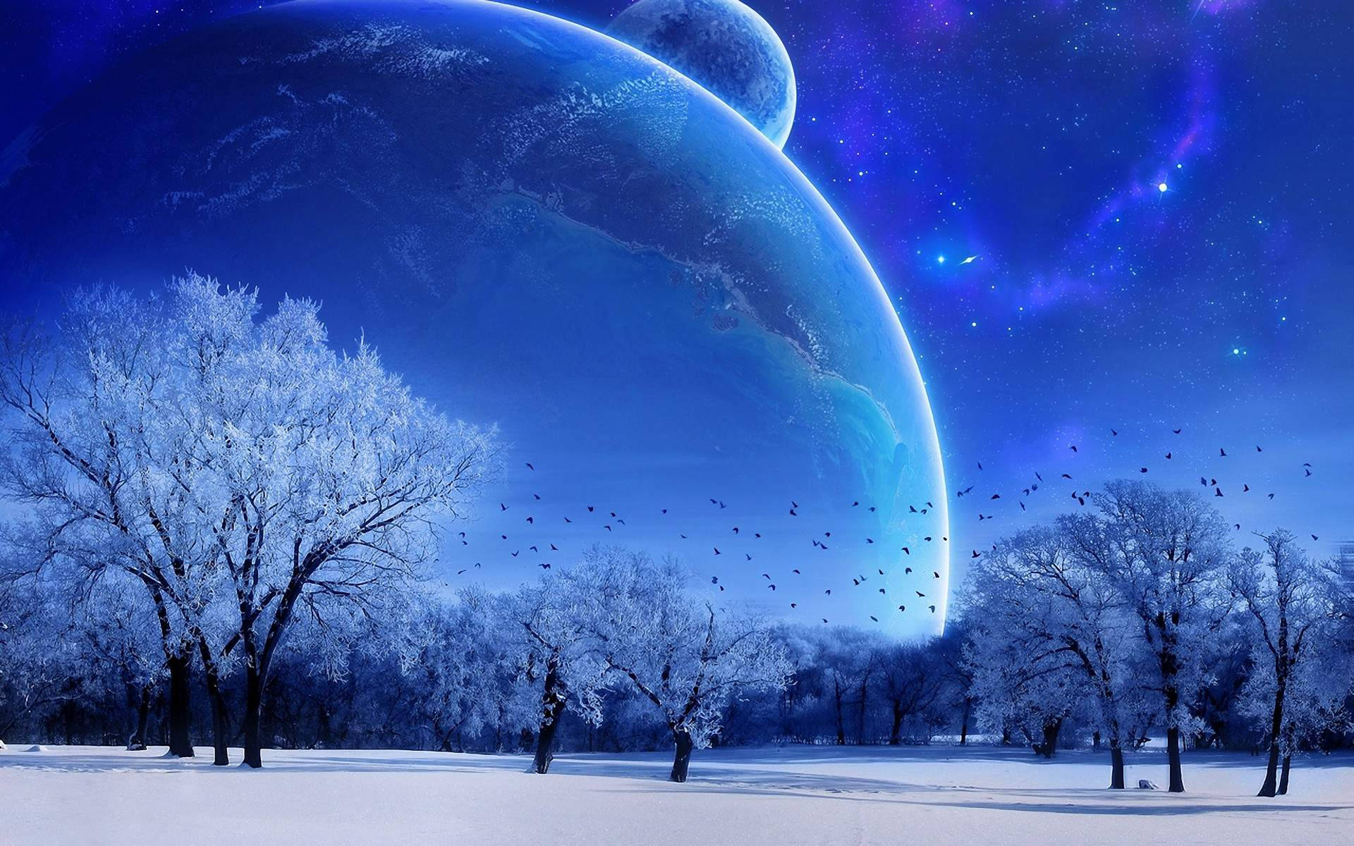 雪 桌布 壁紙 — 被雪覆蓋的樹木矗立在巨大的藍色行星和充滿活力的紫色星雲下，構成宇宙冬季場景。