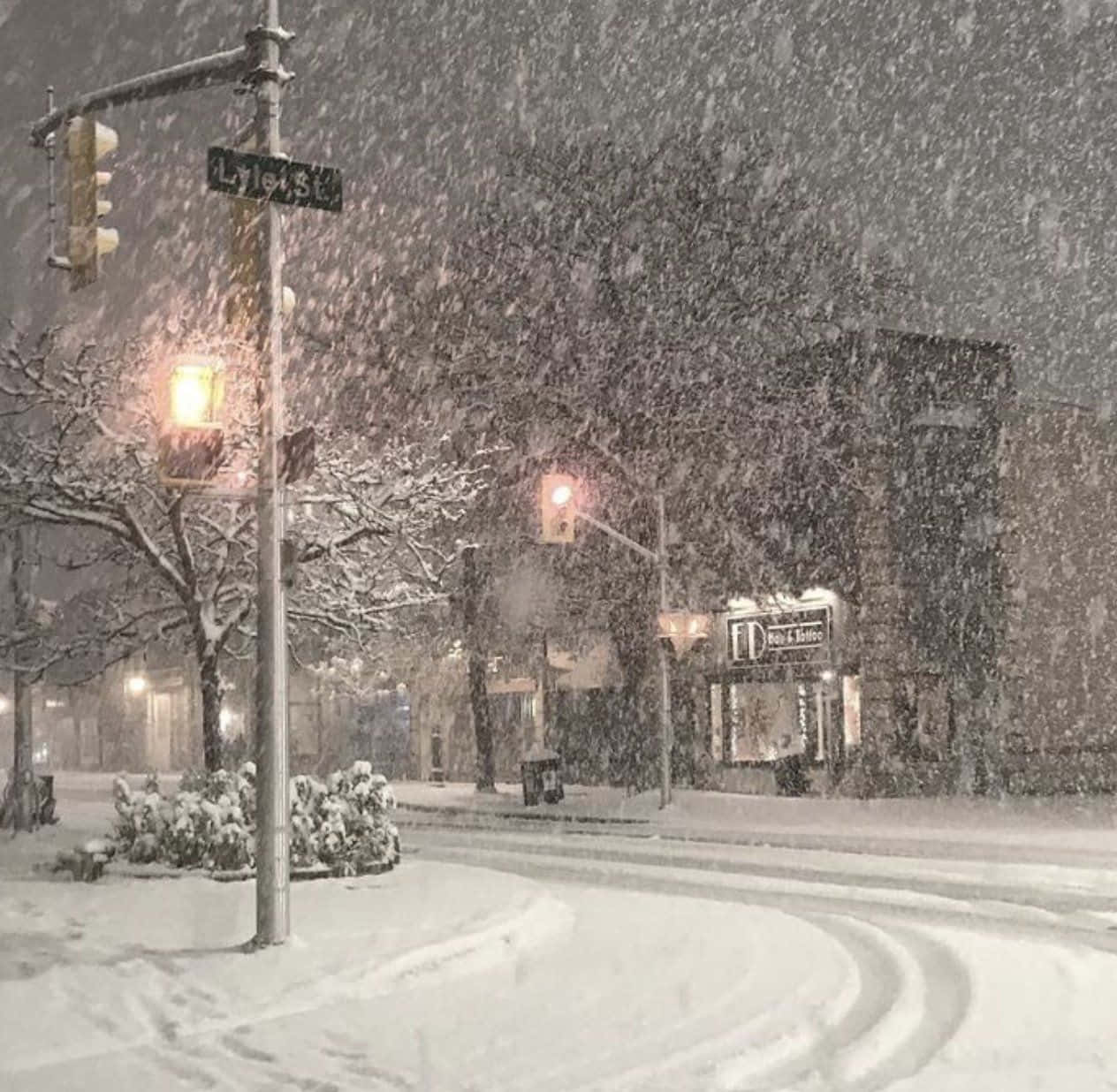 被雪覆蓋的街道與路燈 壁紙