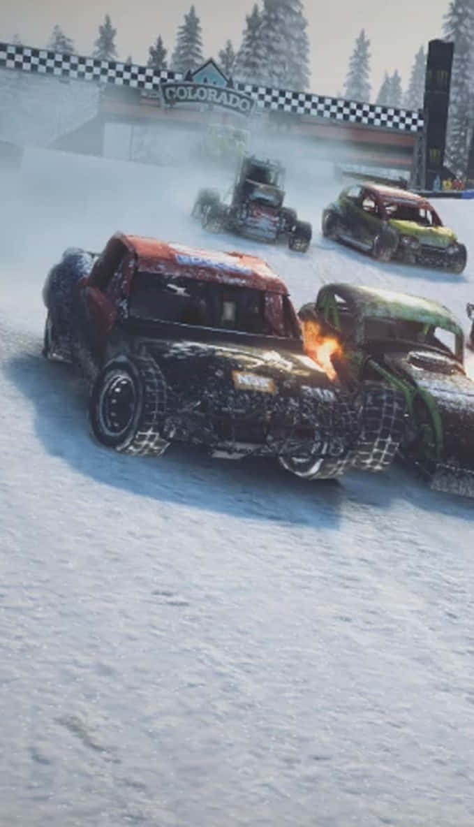 games 桌布 壁紙 — 被雪覆蓋的賽車在冬季賽道上猛烈相撞，一輛失事車輛冒出火焰。