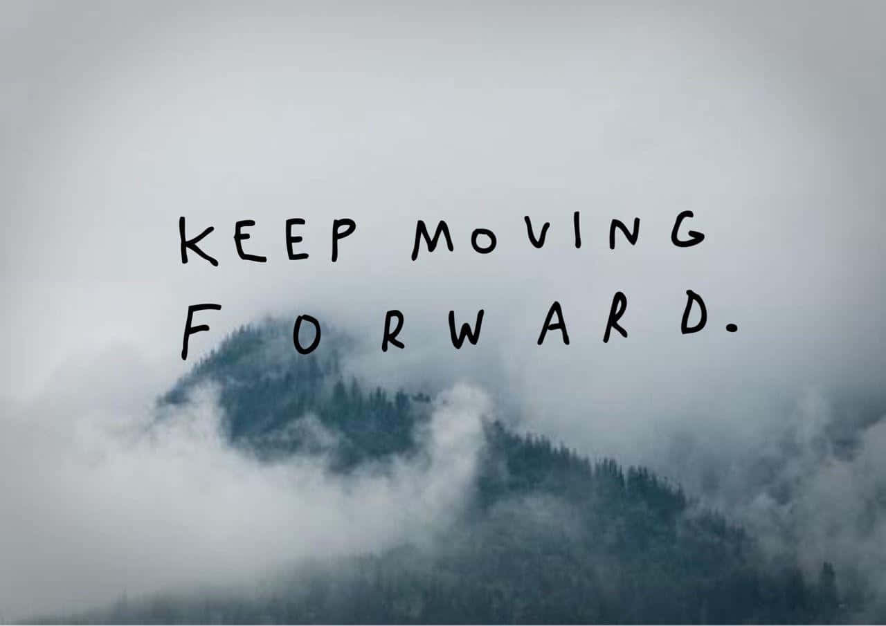 Typography 桌布 壁紙 — 被雲霧部分遮蓋的山峰，上面有粗體手寫文字 keep moving forward。
