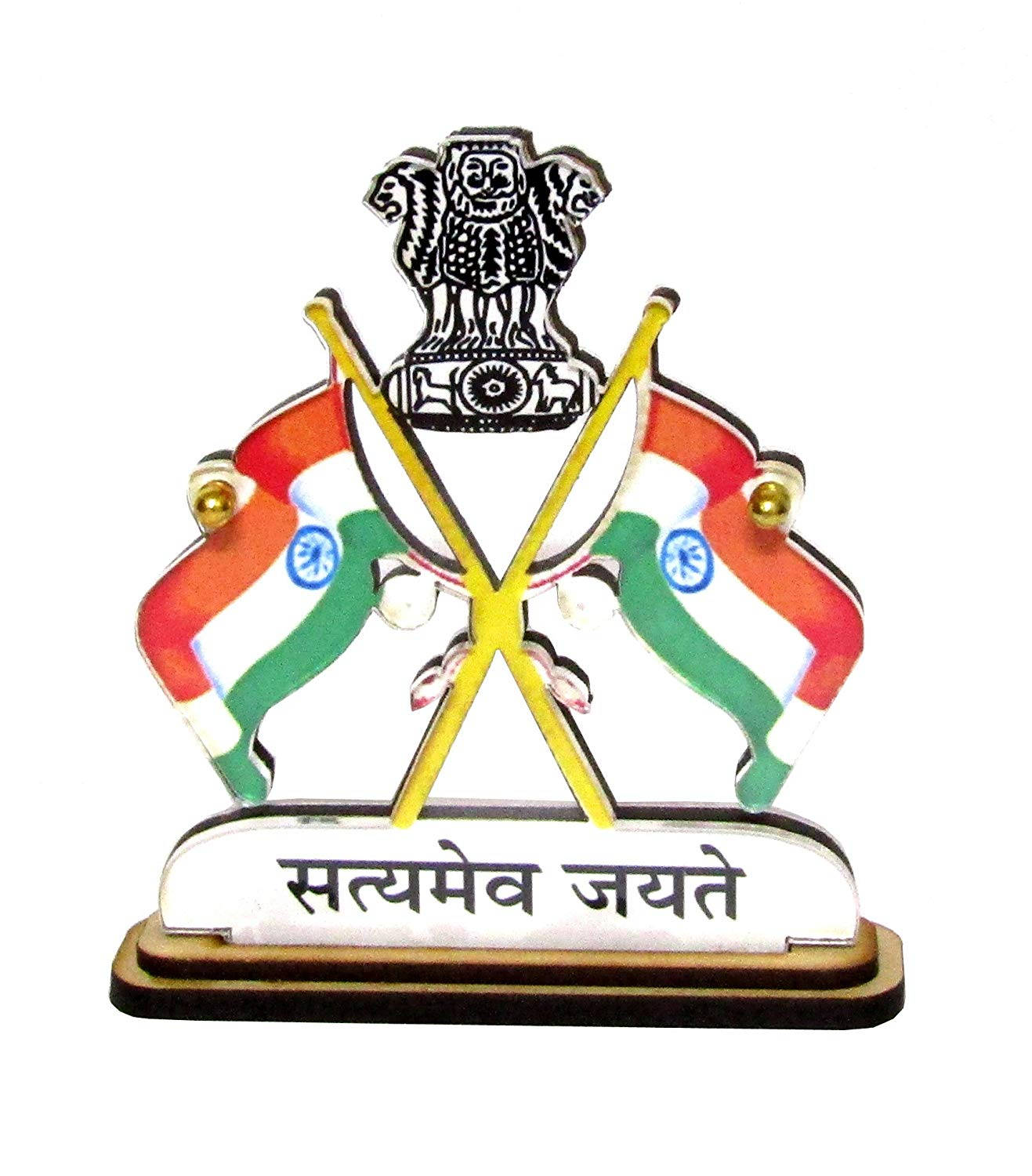 Indian 桌布 壁紙 — 裝飾性印度國徽，帶有交叉旗幟和格言 satyameva jayate，置於木製底座上。
