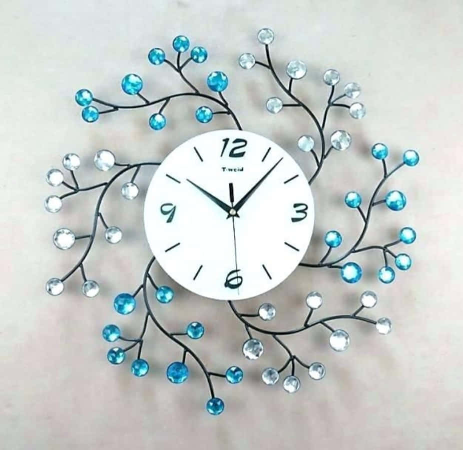 Clock 桌布 壁紙 — 裝飾性掛牆時鐘，白色錶盤，黑色指針，周圍環繞著黑色金屬絲樹枝，點綴著藍色和透明水晶珠。