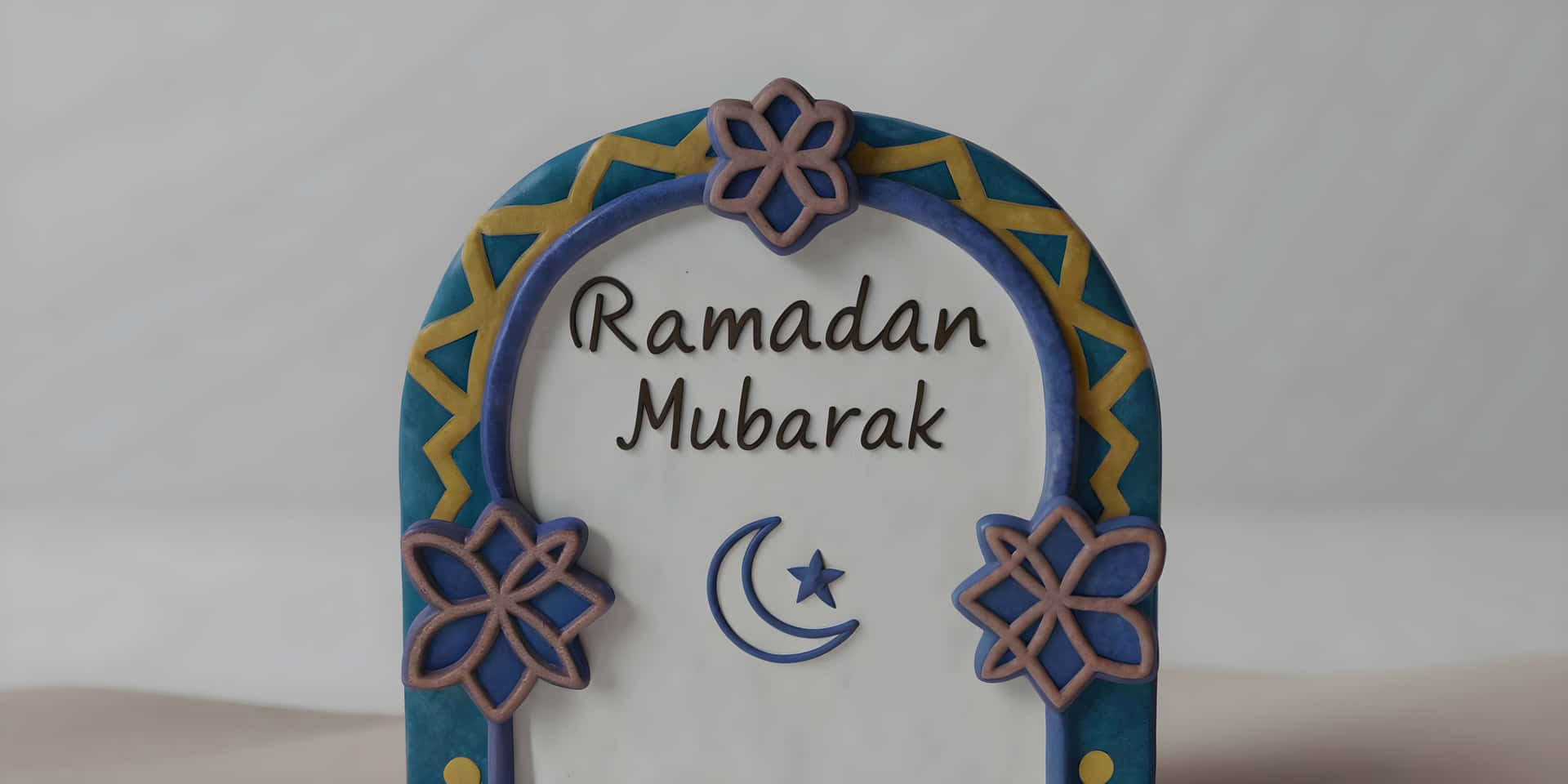 Ramadan Mobarak wallpapers 壁紙 — 裝飾性藍色和金色拱形牌匾，帶有齋月穆巴拉克文字和新月星符號。