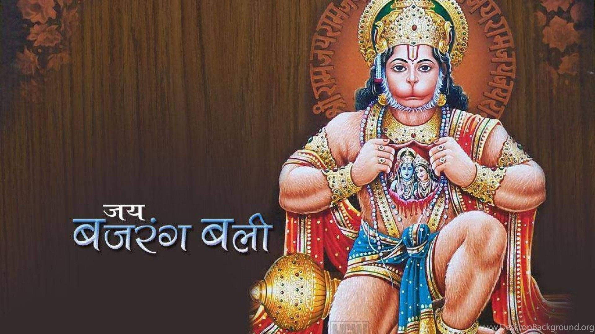 angry hanuman 桌布 壁紙 — 裝飾華麗的印度教神祇哈努曼以王者姿態坐著，手持神聖圖標，背景為帶有梵文文字的深色木板。