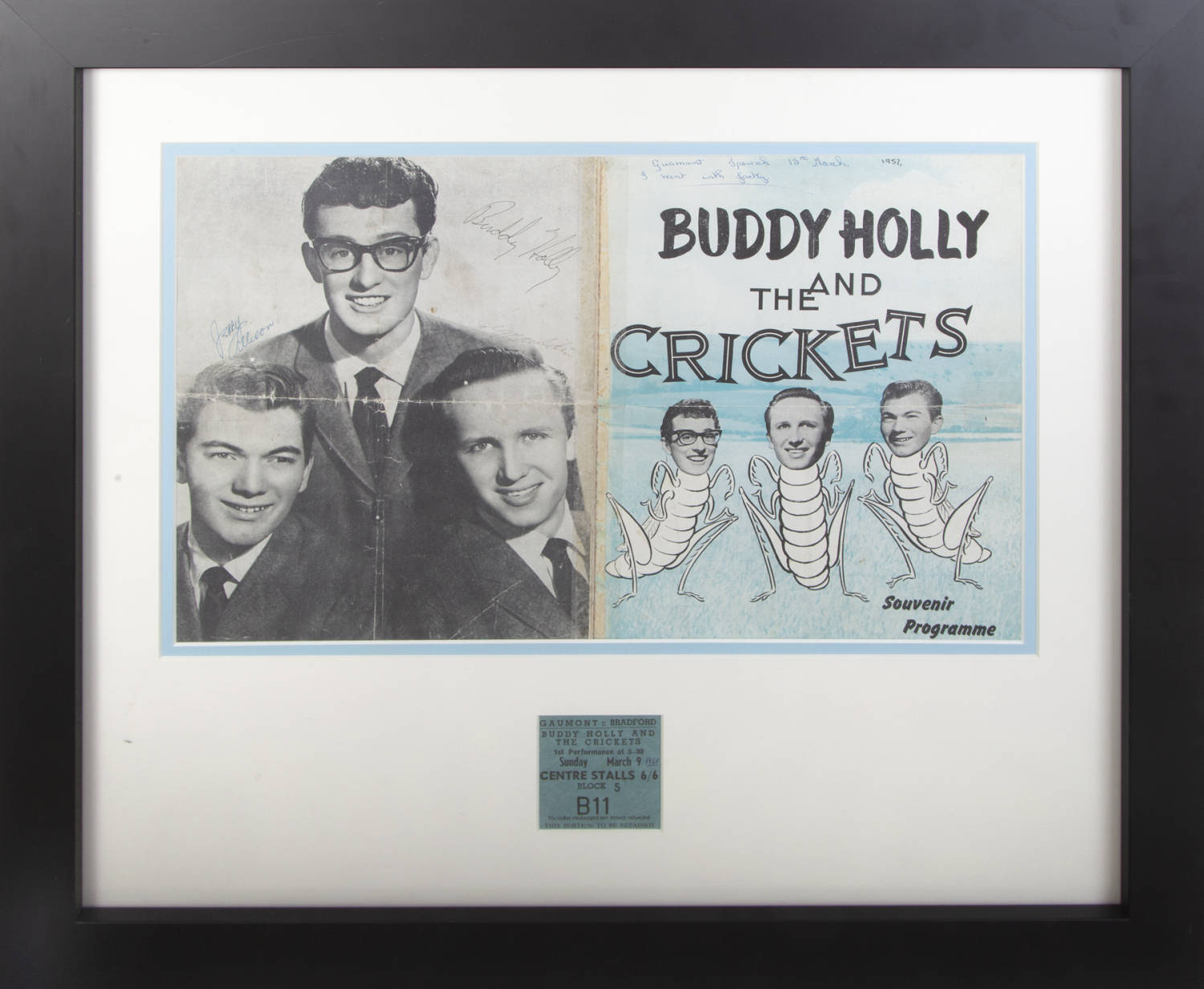 黑白 桌布 壁紙 — 裱框復古紀念節目，包含Buddy Holly和The Crickets的黑白照片以及卡通蟋蟀插圖。