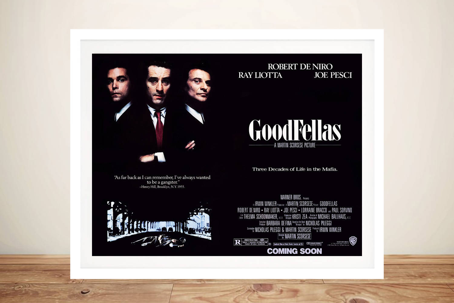 goodfellas 桌布 壁紙 — 裱框的《四海好傢伙》電影海報，展示勞勃·狄尼洛、雷·李歐塔和喬·佩西，背景為黑色，白色文字，下方有粗糙的街景。