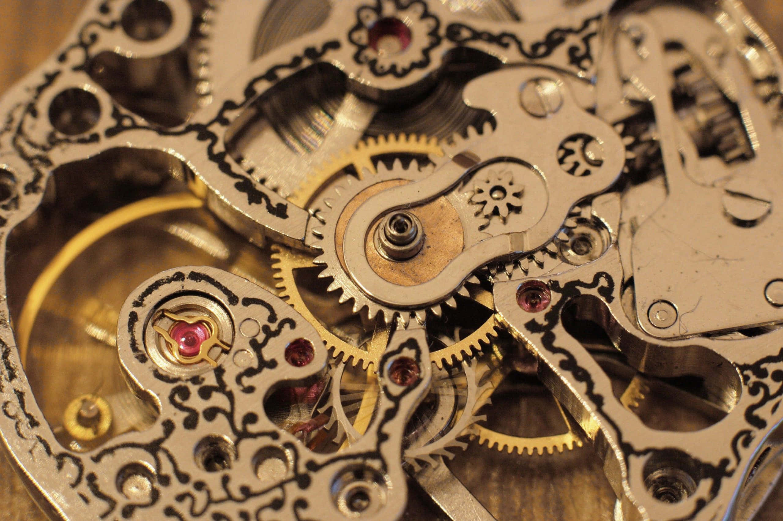 Clocks 桌布 壁紙 — 複雜的復古手錶齒輪和寶石在溫暖燈光下發光的特寫。