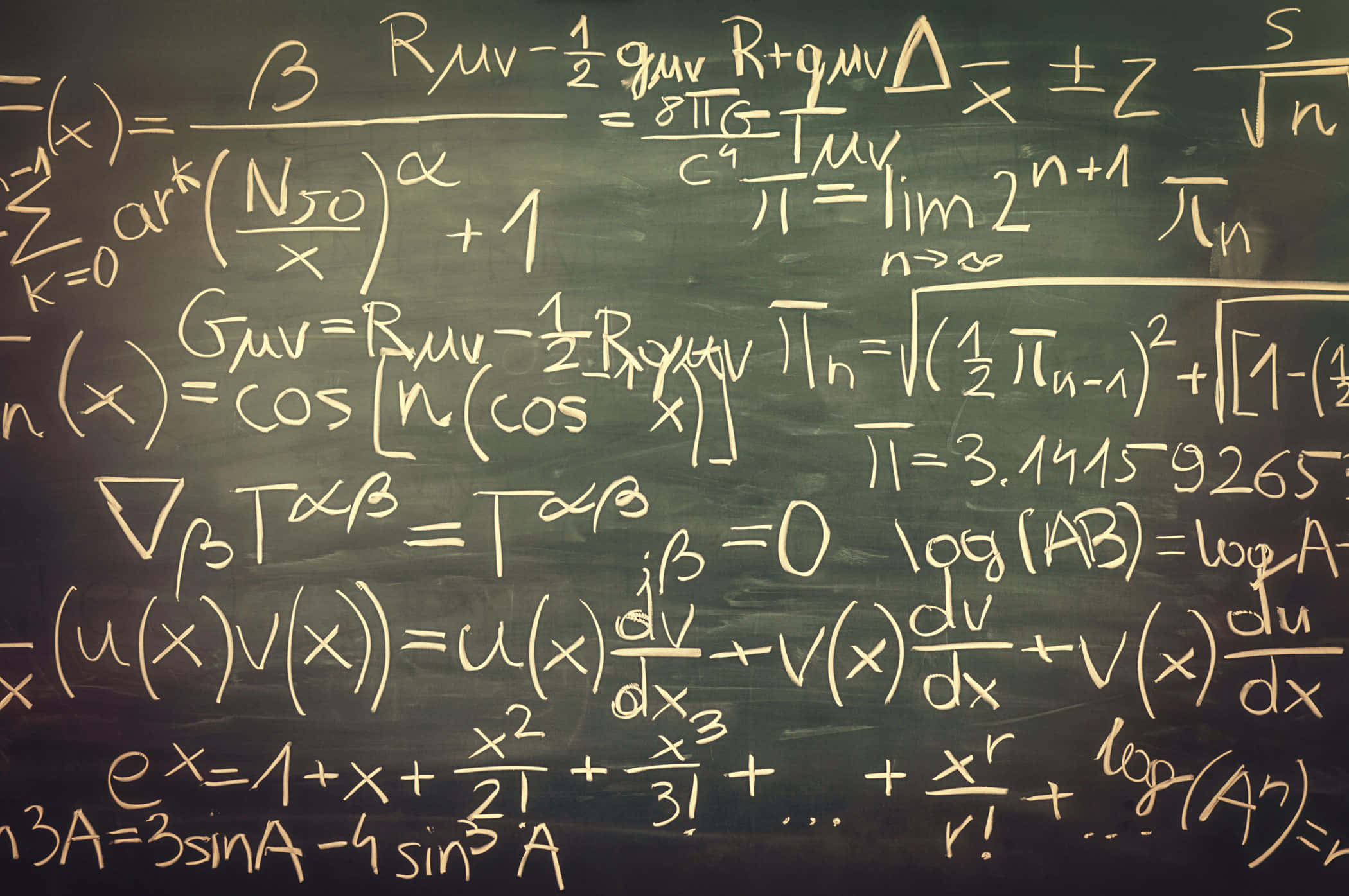 mathematics 桌布 壁紙 — 複雜的數學方程式以粉筆寫在深綠色黑板上，黑板帶有復古紋理表面。