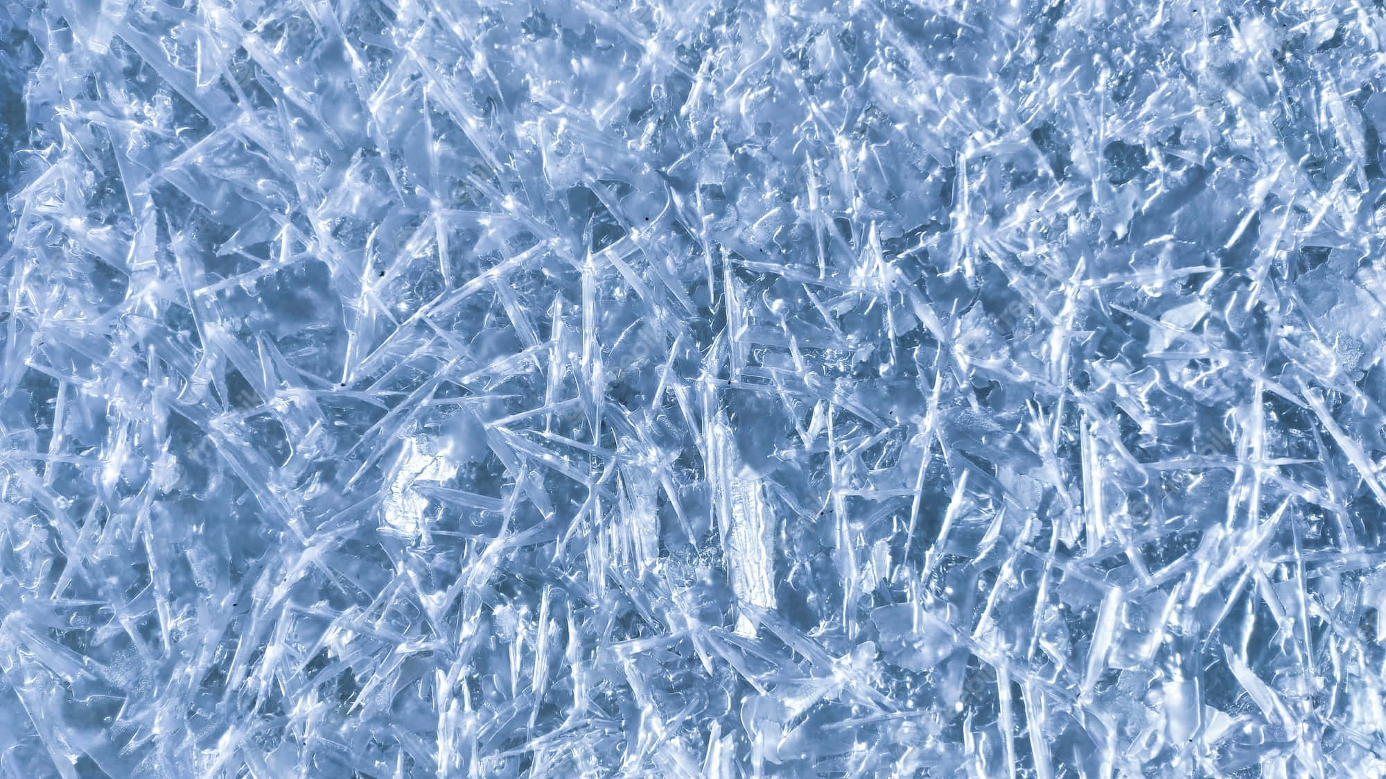 Icy 桌布 壁紙 — 複雜藍色冰晶的特寫，形成帶有鋒利半透明邊緣的霜凍紋理表面。
