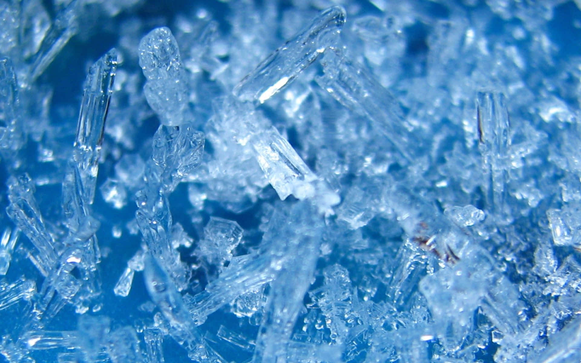 crystals 桌布 壁紙 — 複雜藍色冰晶的特寫，閃爍著銳利的刻面和半透明的清晰度。