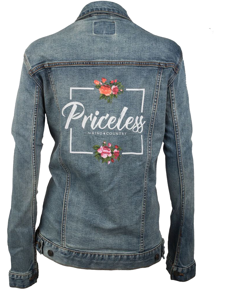 丹寧 桌布 壁紙 — 褪色牛仔外套的背面，白色字體寫著「Priceless」，周圍環繞著花卉刺繡。