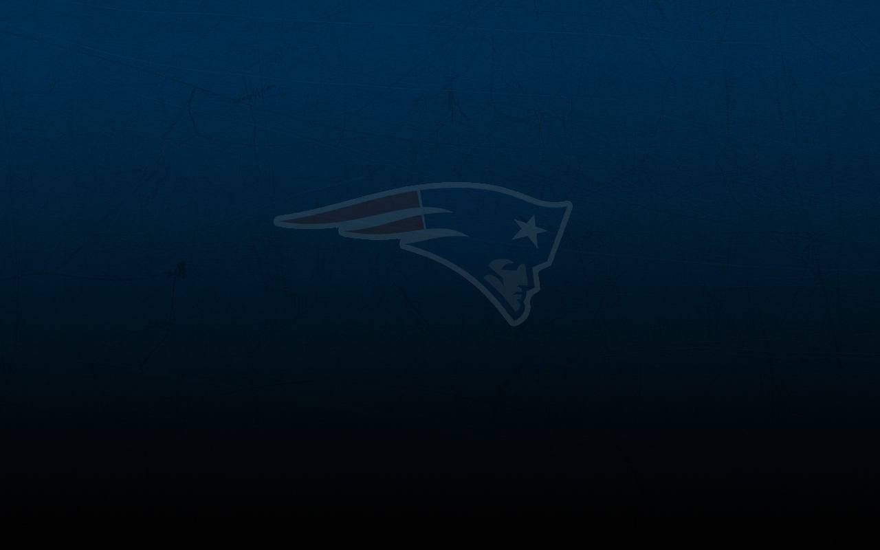 Patriots 桌布 壁紙 — 褪色的新英格蘭愛國者隊標誌在帶有細微刮痕的紋理深藍色背景上微弱發光。