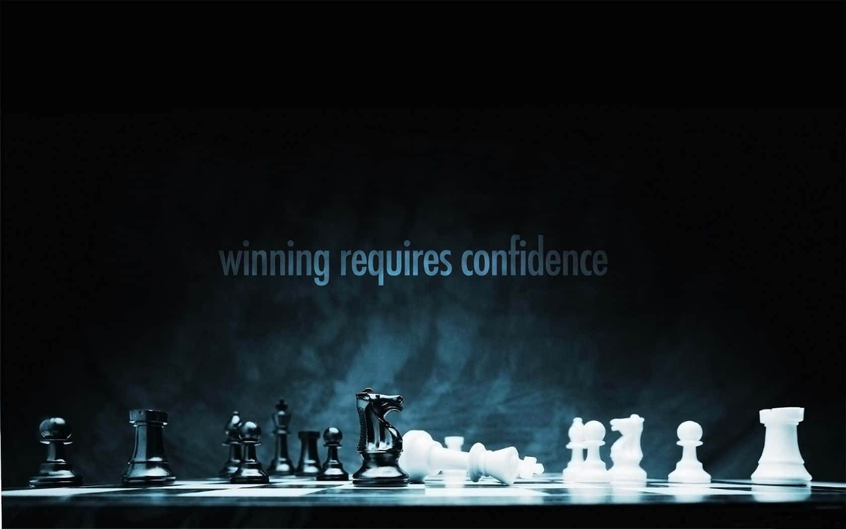 Quote 桌布 壁紙 — 西洋棋棋子在黑暗棋盤上形成強烈對比，文字 winning requires confidence 在藍色迷霧中發光。