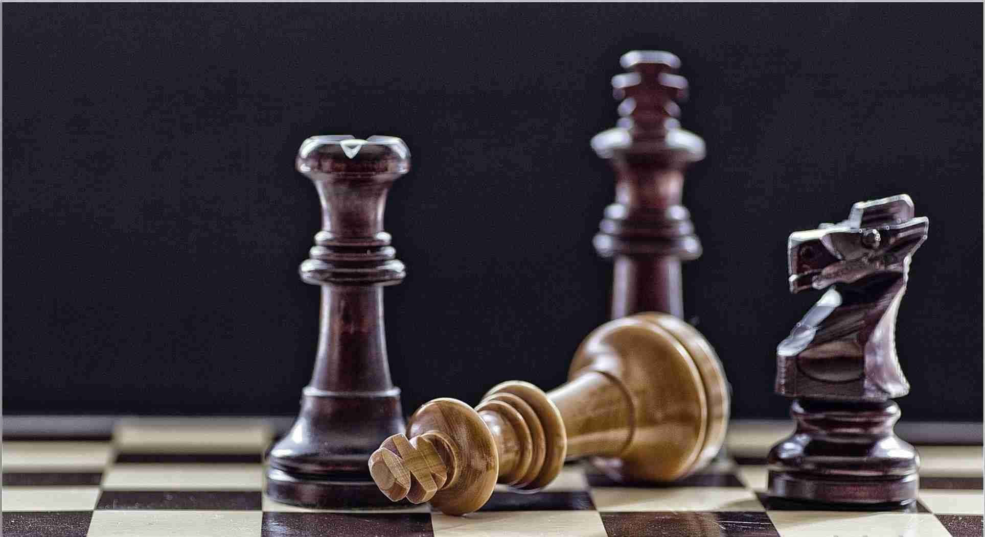 西洋棋棋子擺放在棋盤上 壁紙