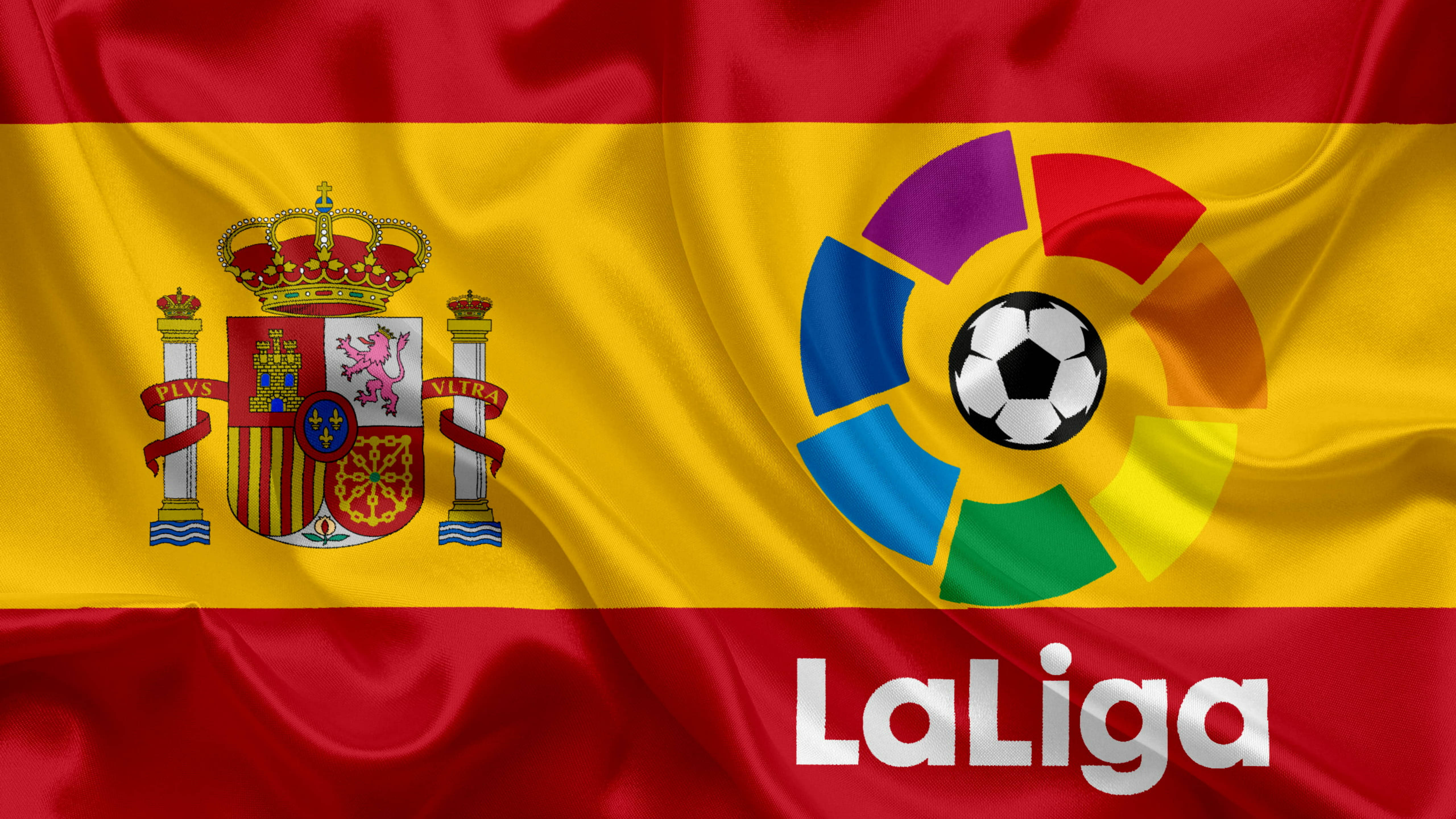 La 桌布 壁紙 — 西班牙國旗，帶有LaLiga標誌和足球徽章，以鮮豔的紅黃色飄揚。