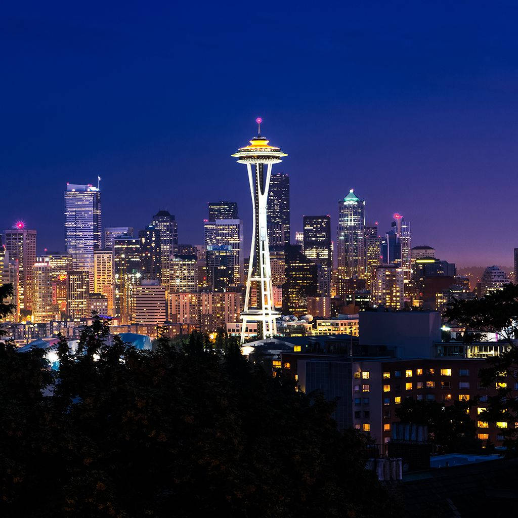 Seattle Skyline 桌布 壁紙 — 西雅圖夜景，太空針塔在深藍色暮色中閃耀。