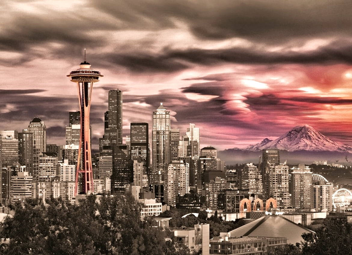 Space Needle 桌布 壁紙 — 西雅圖天際線，太空針塔和積雪的雷尼爾山在戲劇性的粉紅和灰色日落天空下。