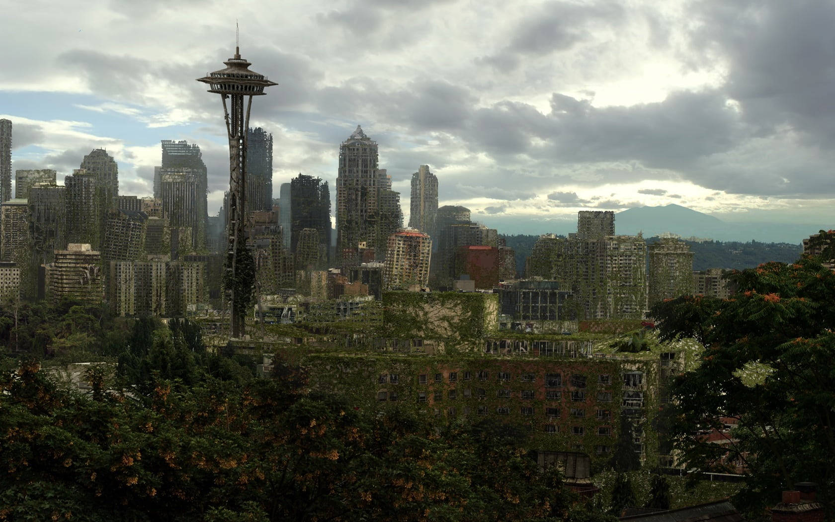 Space Needle 桌布 壁紙 — 西雅圖天際線，太空針塔在陰雲密佈的天空下，前景由茂密的綠樹環繞。