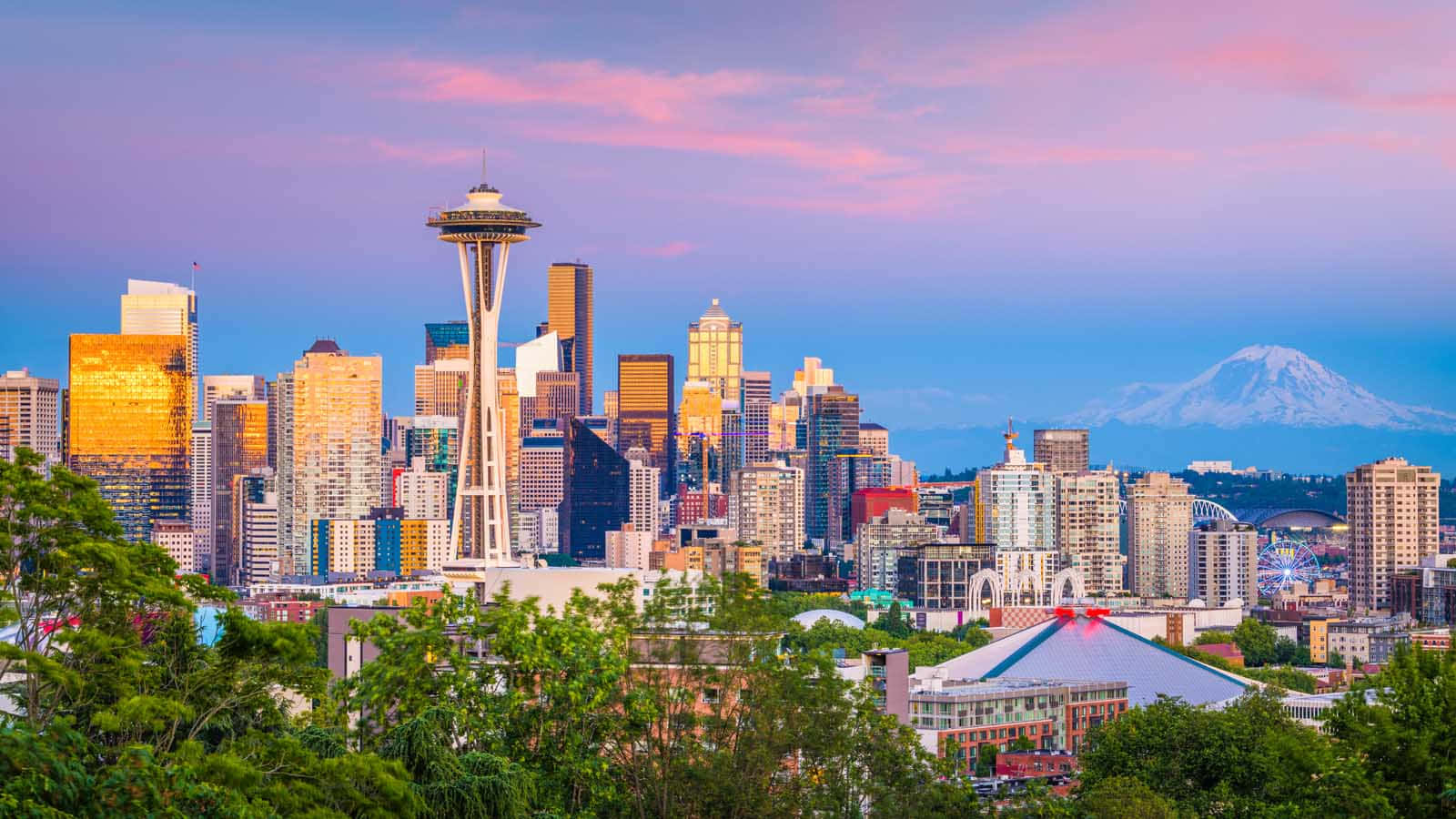 washington state 桌布 壁紙 — 西雅圖天際線在日落時分，背景有太空針塔和積雪的雷尼爾山。