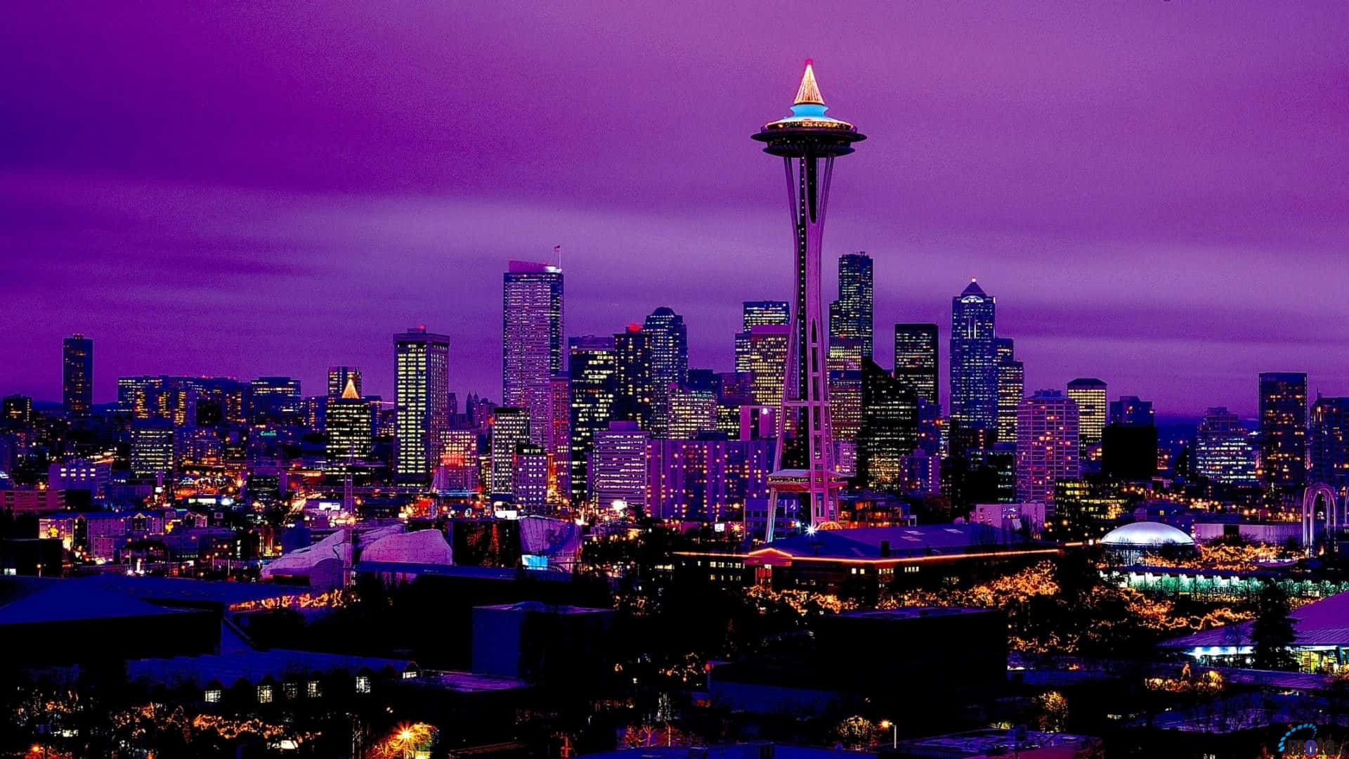Washington 桌布 壁紙 — 西雅圖天際線在暮色中，太空針塔在深紫色天空下閃耀。